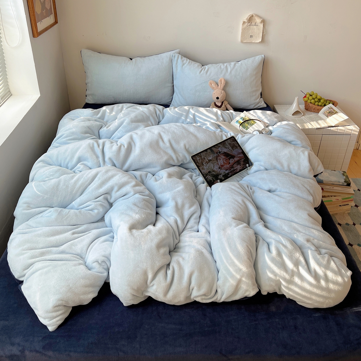 91家纺网 家纺一手货源 找家纺 六巷胡同 2025新款INS博主风纯色双拼A类牛奶绒四件套 蓝莓美式