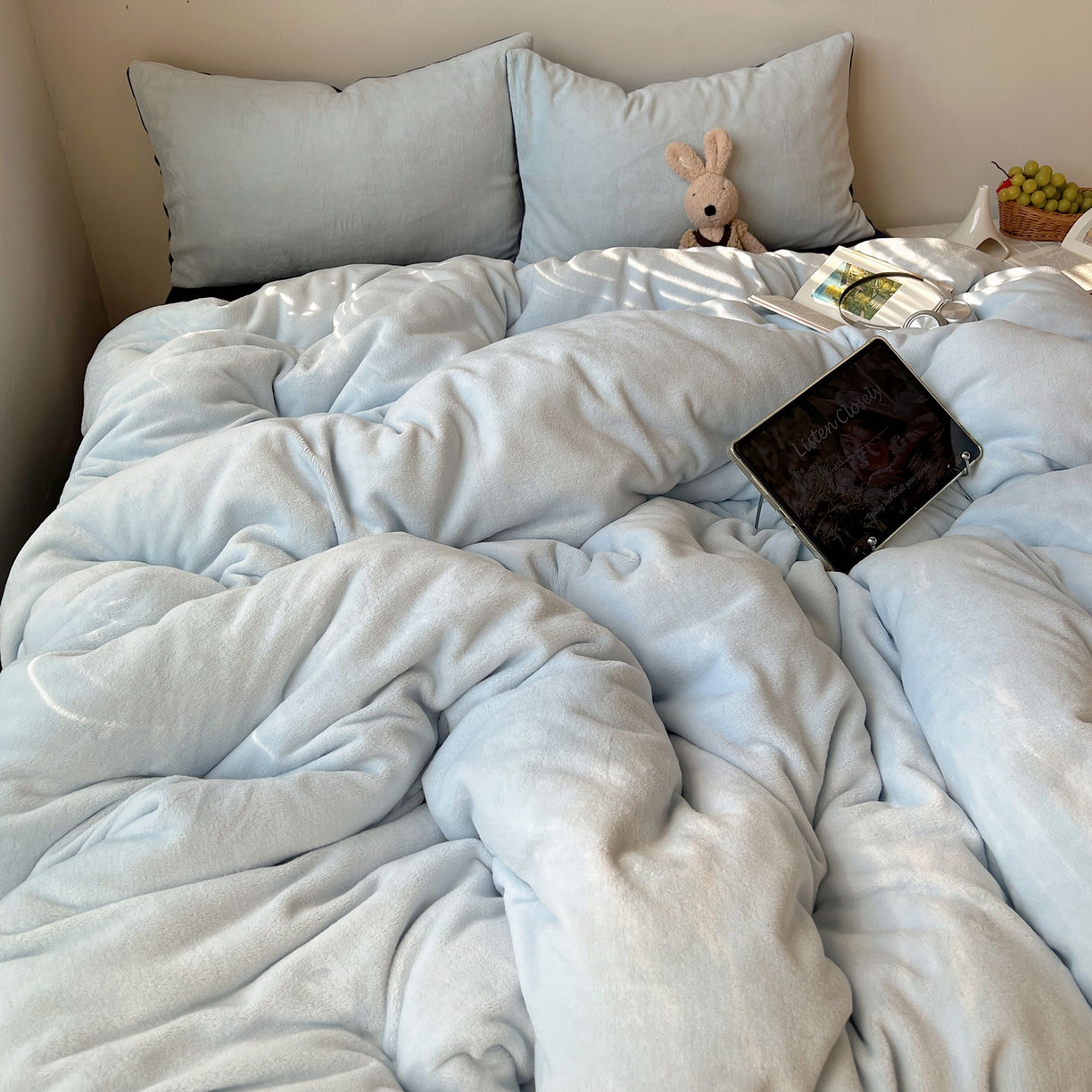 91家纺网 家纺一手货源 找家纺 六巷胡同 2025新款INS博主风纯色双拼A类牛奶绒四件套 蓝莓美式