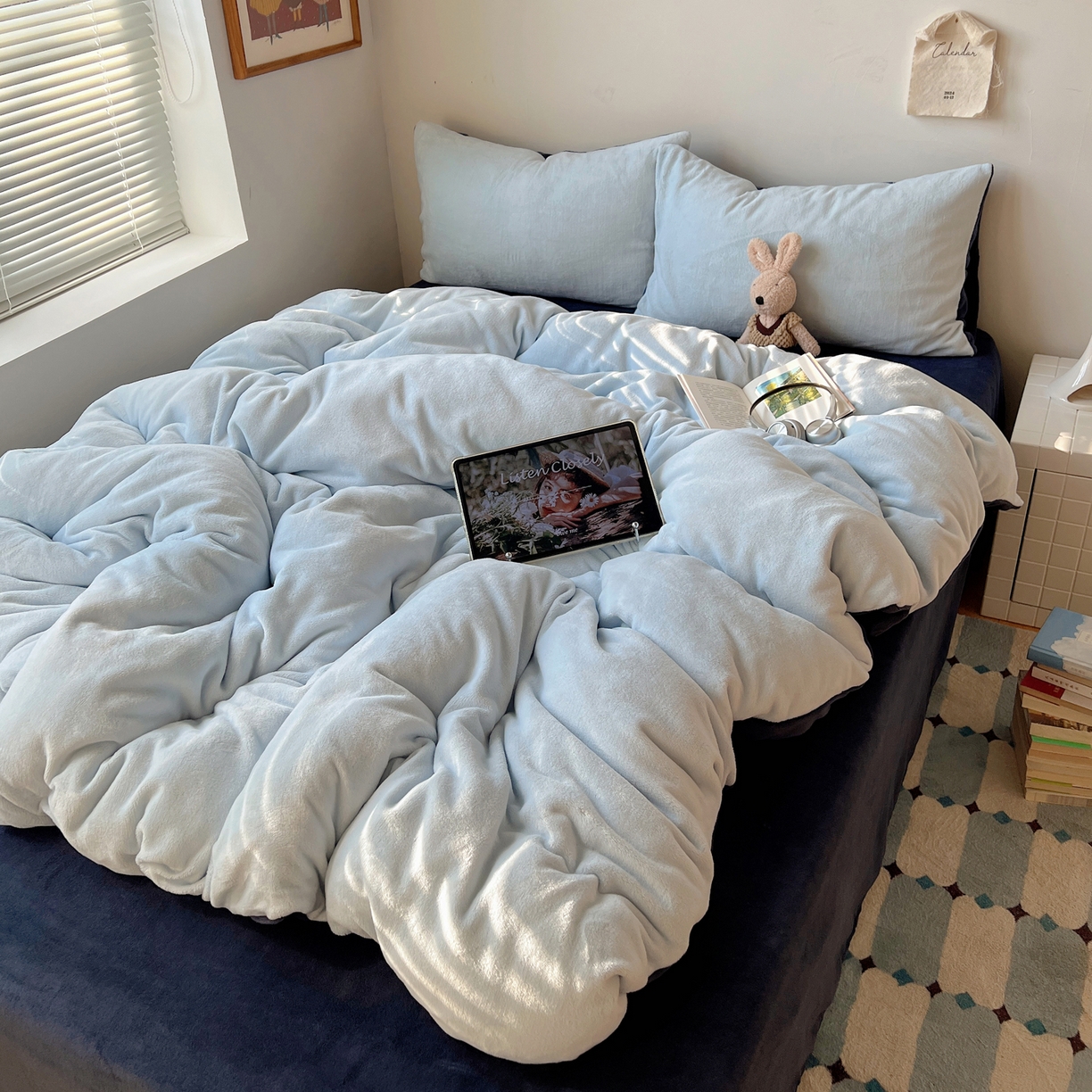 91家纺网 家纺一手货源 找家纺 六巷胡同 2025新款INS博主风纯色双拼A类牛奶绒四件套 蓝莓美式