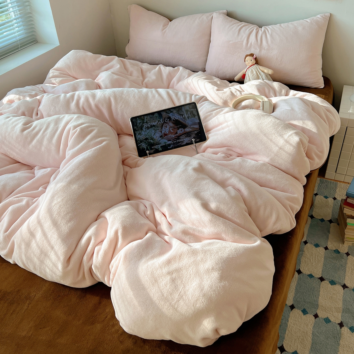 91家纺网 家纺一手货源 找家纺 六巷胡同 2025新款INS博主风纯色双拼A类牛奶绒四件套 樱粉拿铁