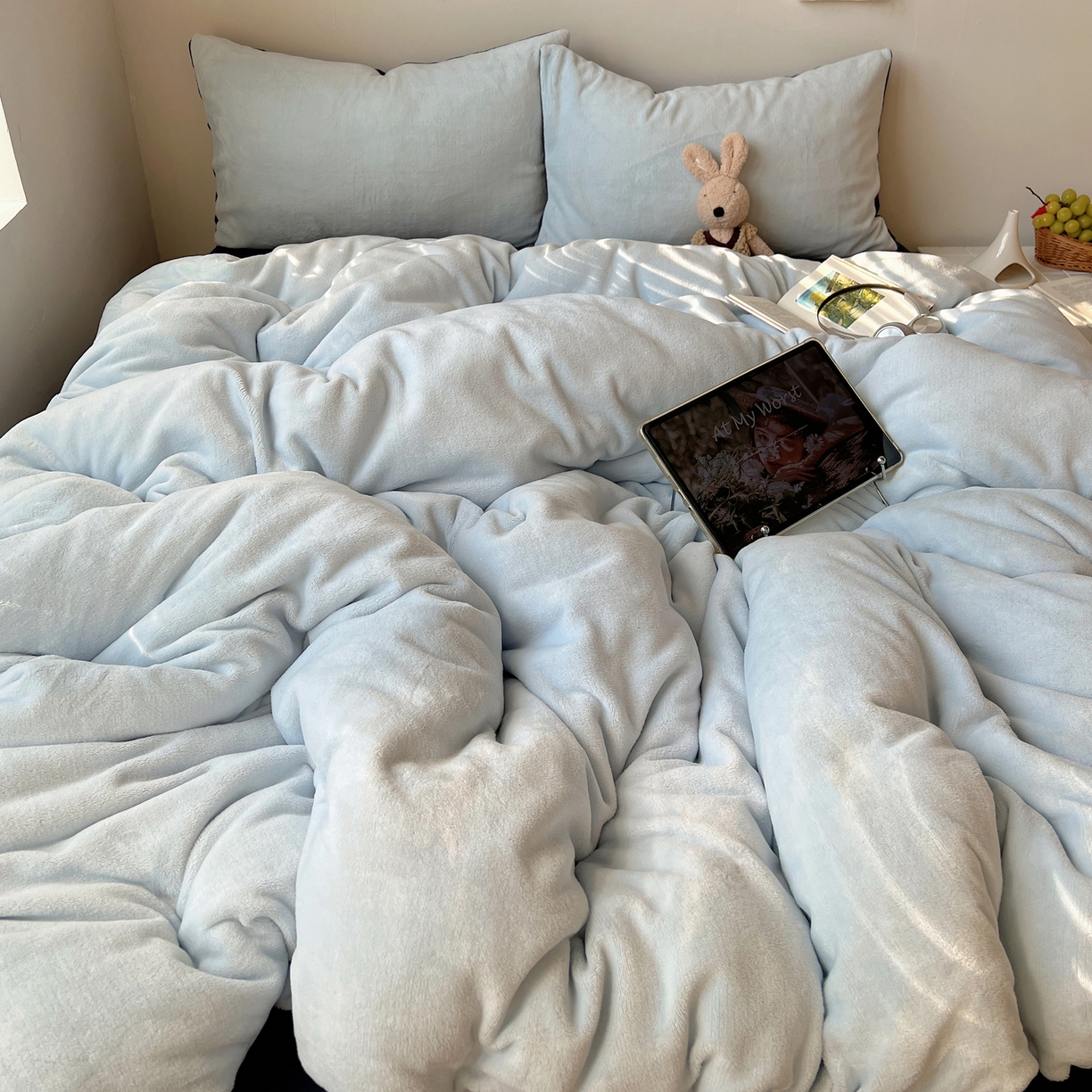 91家纺网 家纺一手货源 找家纺 六巷胡同 2025新款INS博主风纯色双拼A类牛奶绒四件套 蓝莓美式