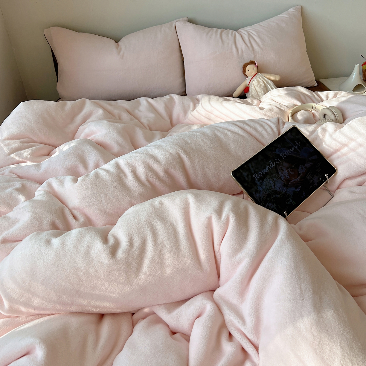 91家纺网 家纺一手货源 找家纺 六巷胡同 2025新款INS博主风纯色双拼A类牛奶绒四件套 樱粉拿铁