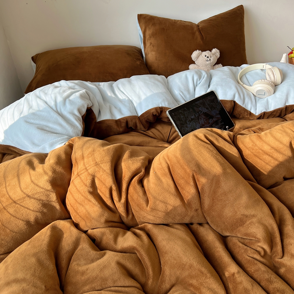 91家纺网 家纺一手货源 找家纺 六巷胡同 2025新款INS博主风纯色双拼A类牛奶绒四件套 可可海盐