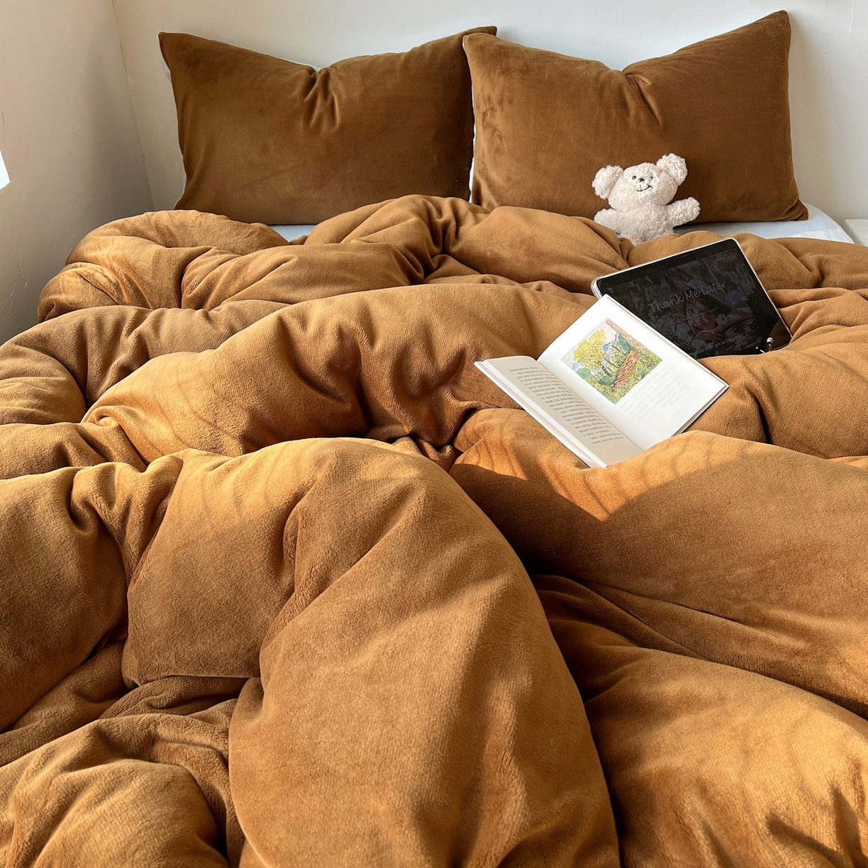 91家纺网 家纺一手货源 找家纺 六巷胡同 2025新款INS博主风纯色双拼A类牛奶绒四件套 可可海盐