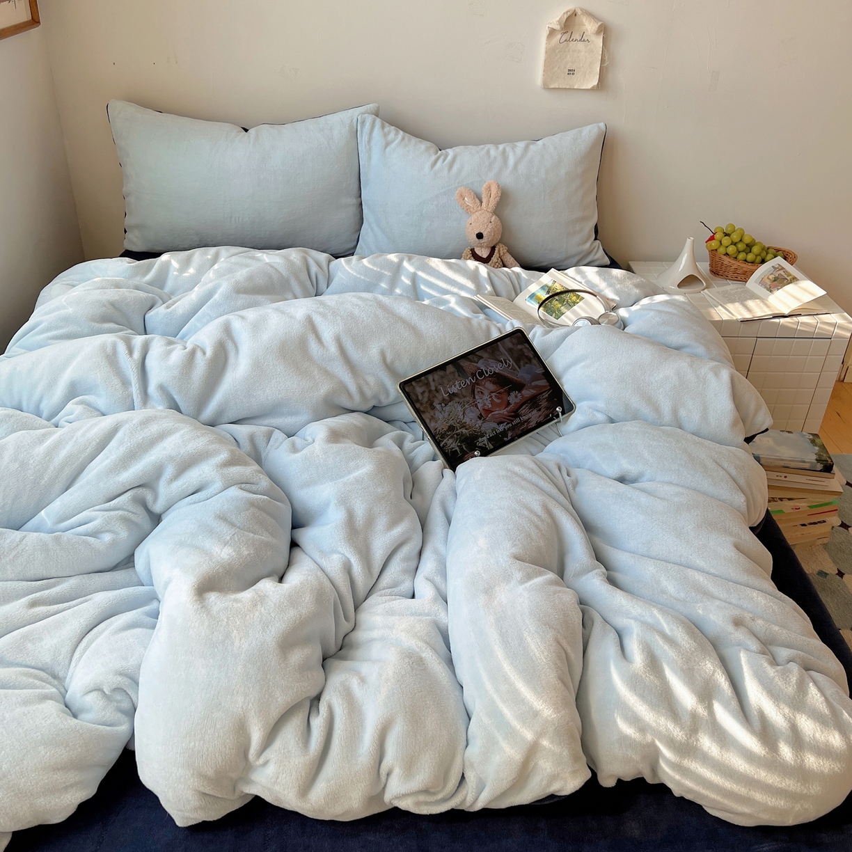 91家纺网 家纺一手货源 找家纺 六巷胡同 2025新款INS博主风纯色双拼A类牛奶绒四件套 蓝莓美式