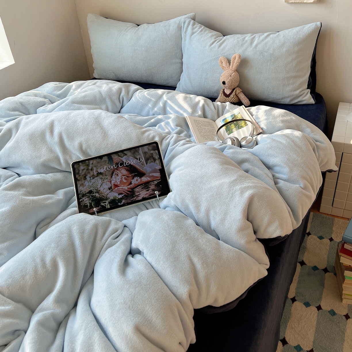 91家纺网 家纺一手货源 找家纺 六巷胡同 2025新款INS博主风纯色双拼A类牛奶绒四件套 蓝莓美式