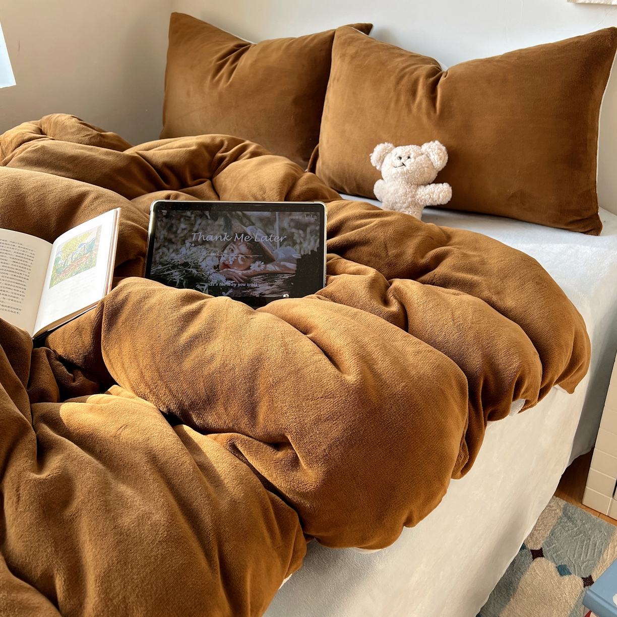 91家纺网 家纺一手货源 找家纺 六巷胡同 2025新款INS博主风纯色双拼A类牛奶绒四件套 可可海盐