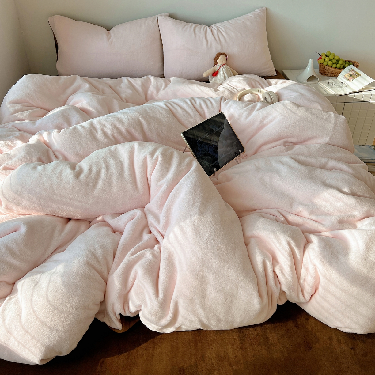 91家纺网 家纺一手货源 找家纺 六巷胡同 2025新款INS博主风纯色双拼A类牛奶绒四件套 樱粉拿铁