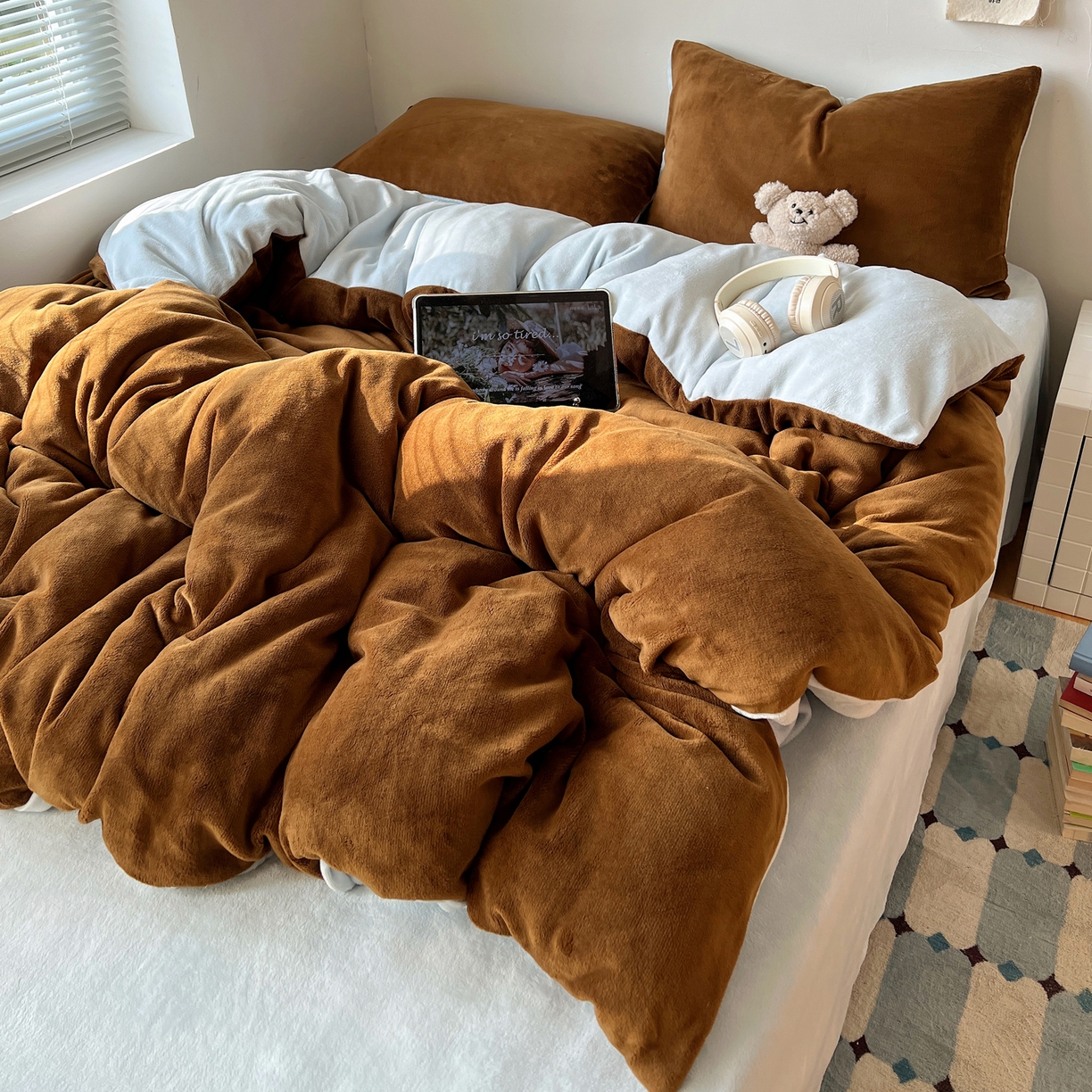 91家纺网 家纺一手货源 找家纺 六巷胡同 2025新款INS博主风纯色双拼A类牛奶绒四件套 可可海盐