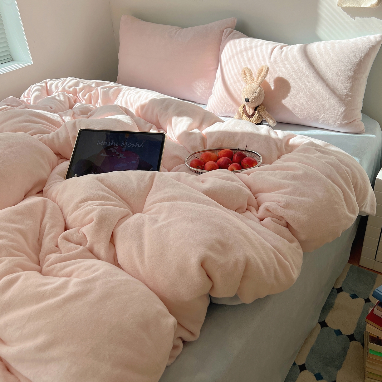 91家纺网 家纺一手货源 找家纺 六巷胡同 2025新款INS博主风纯色双拼A类牛奶绒四件套 粉椰蓝海