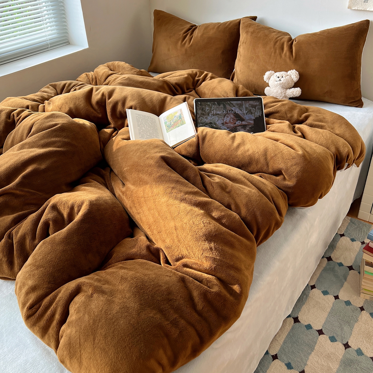 91家纺网 家纺一手货源 找家纺 六巷胡同 2025新款INS博主风纯色双拼A类牛奶绒四件套 可可海盐