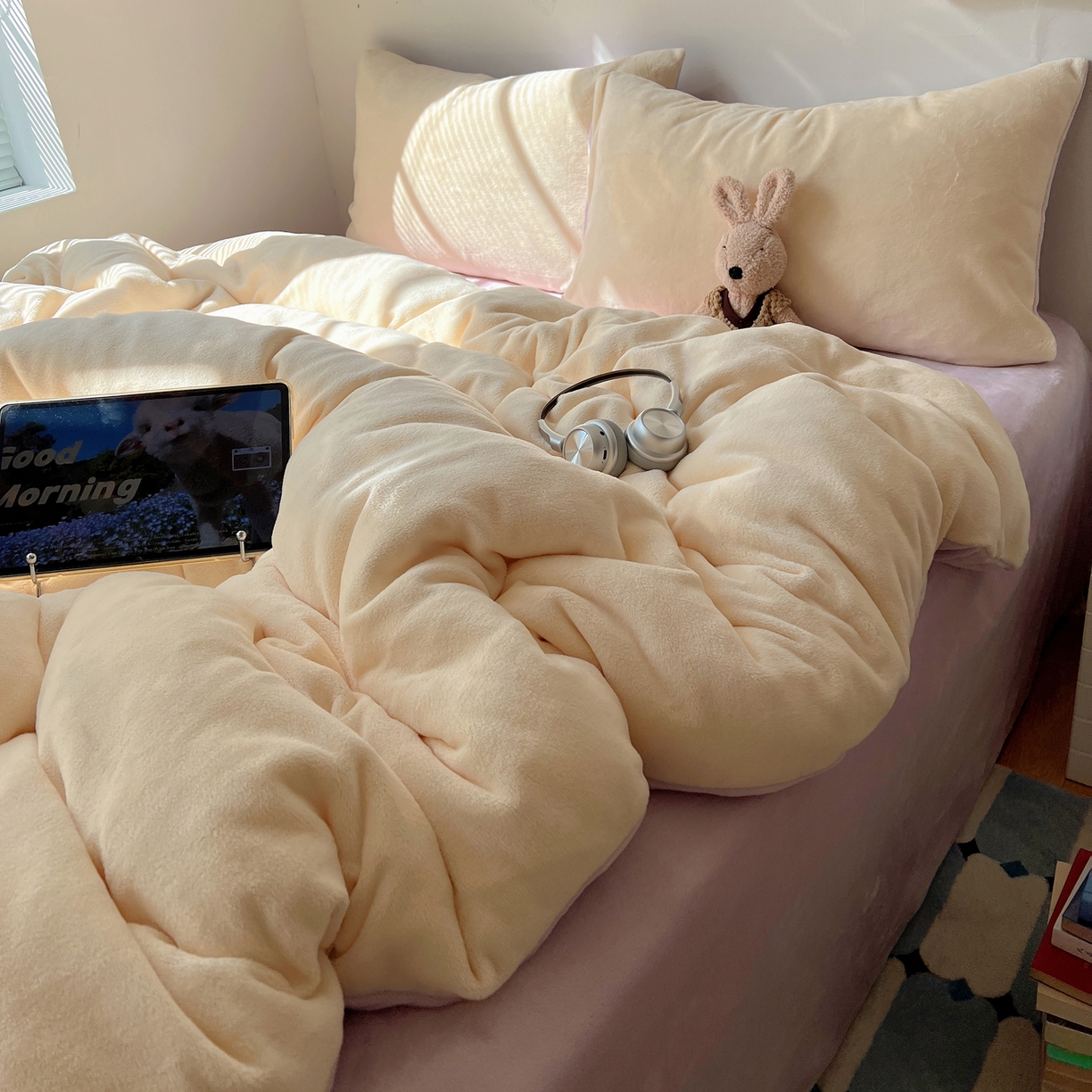 91家纺网 家纺一手货源 找家纺 六巷胡同 2025新款INS博主风纯色双拼A类牛奶绒四件套 奶酪紫薯