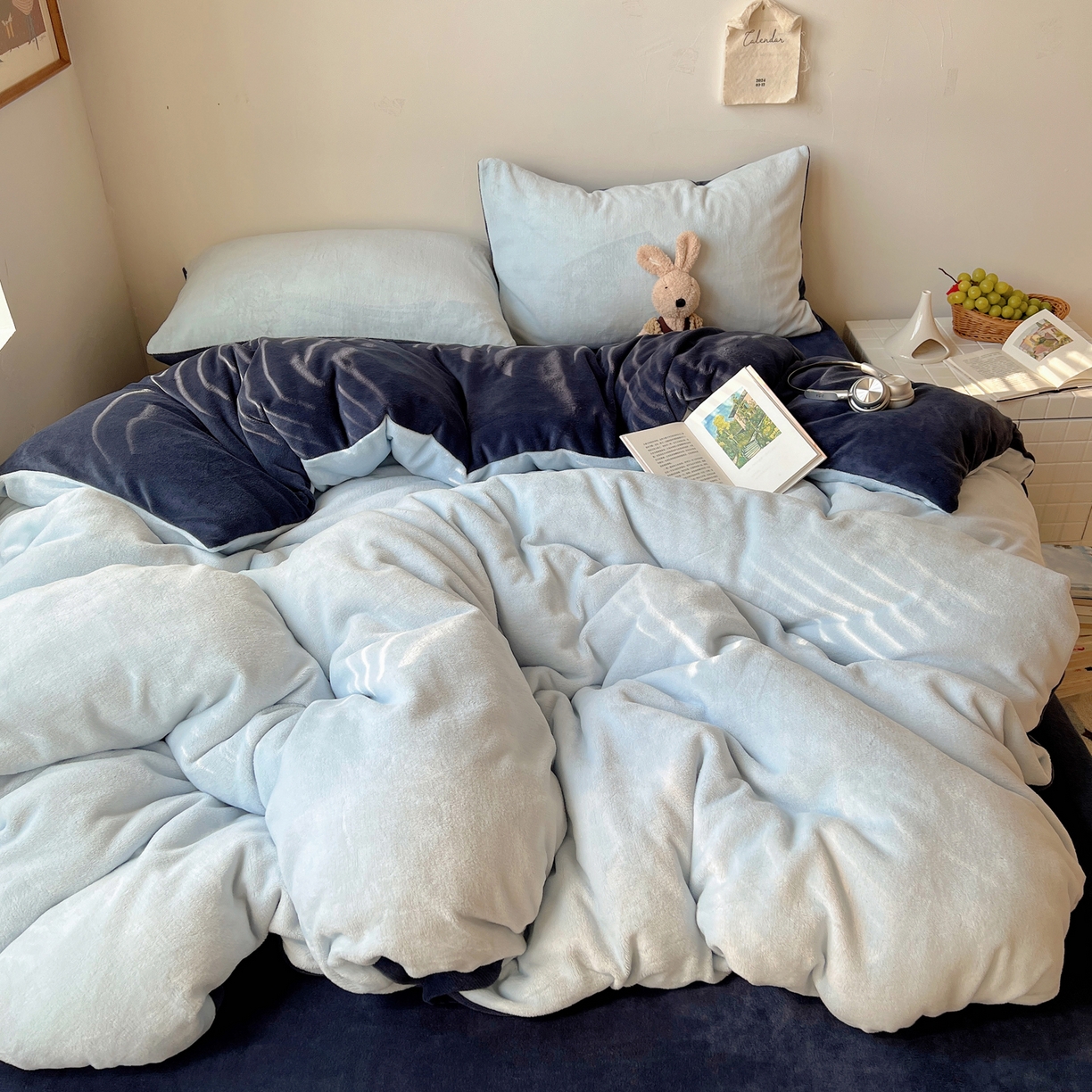 91家纺网 家纺一手货源 找家纺 六巷胡同 2025新款INS博主风纯色双拼A类牛奶绒四件套 蓝莓美式