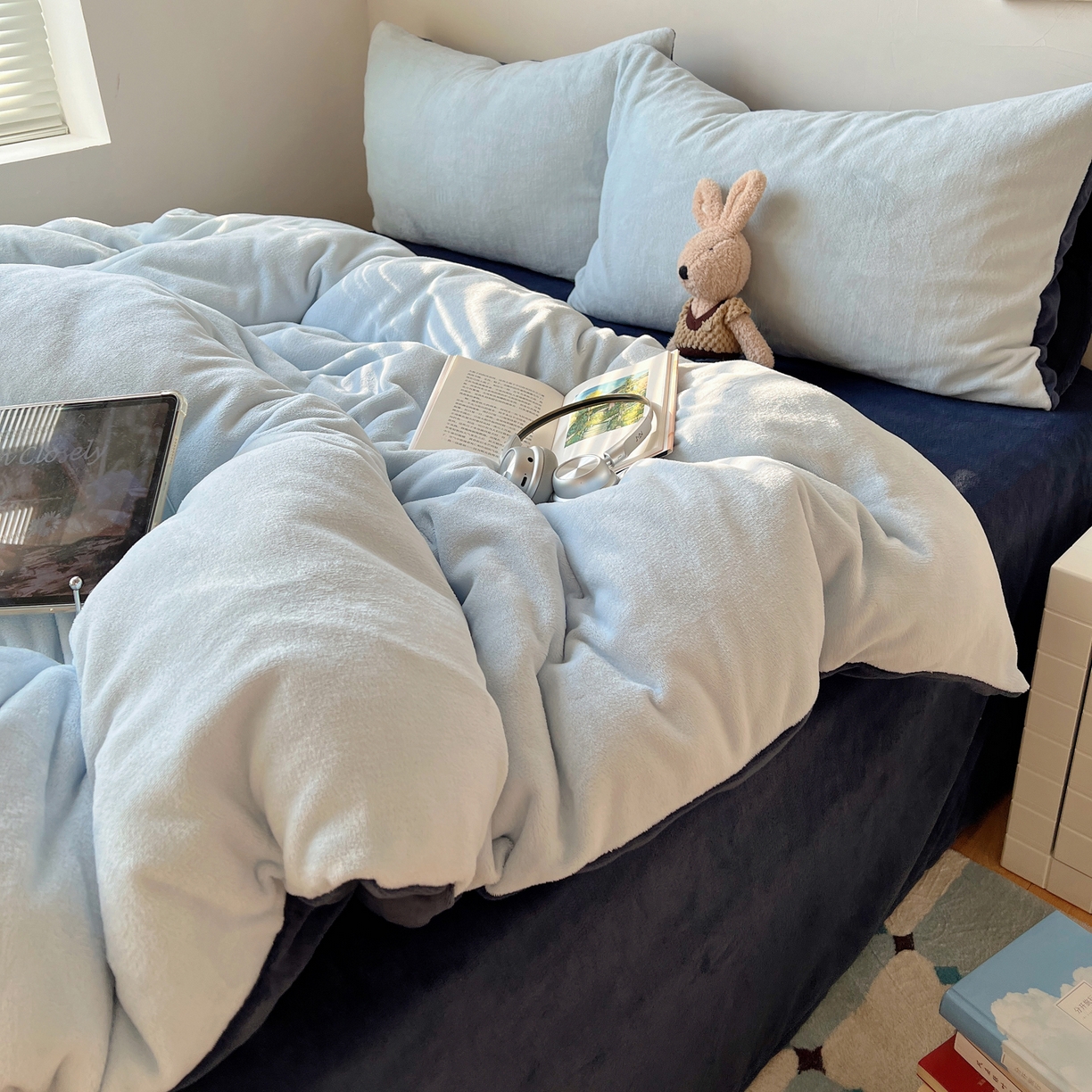 91家纺网 家纺一手货源 找家纺 六巷胡同 2025新款INS博主风纯色双拼A类牛奶绒四件套 蓝莓美式