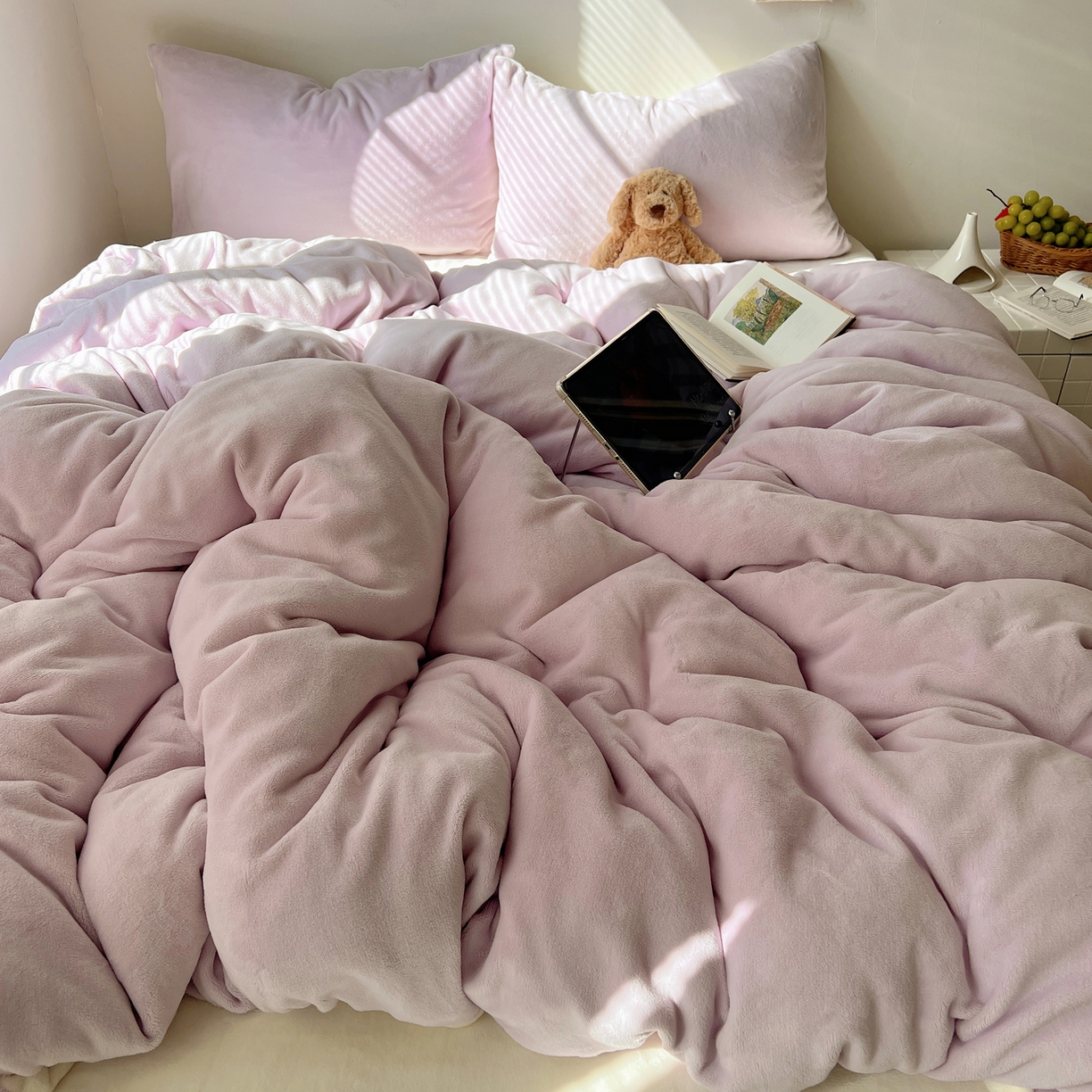 91家纺网 家纺一手货源 找家纺 六巷胡同 2025新款INS博主风纯色双拼A类牛奶绒四件套 芋泥生椰