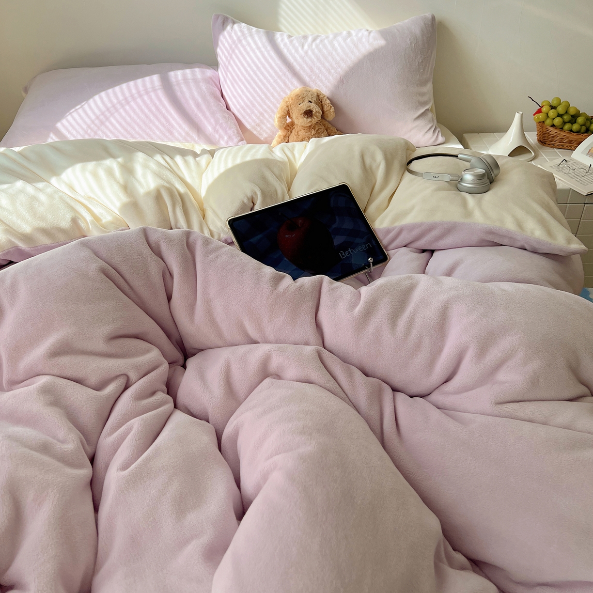 91家纺网 家纺一手货源 找家纺 六巷胡同 2025新款INS博主风纯色双拼A类牛奶绒四件套 芋泥生椰