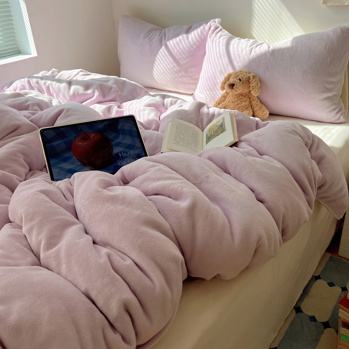 91家纺网 家纺一手货源 找家纺 六巷胡同 2025新款INS博主风纯色双拼A类牛奶绒四件套 芋泥生椰