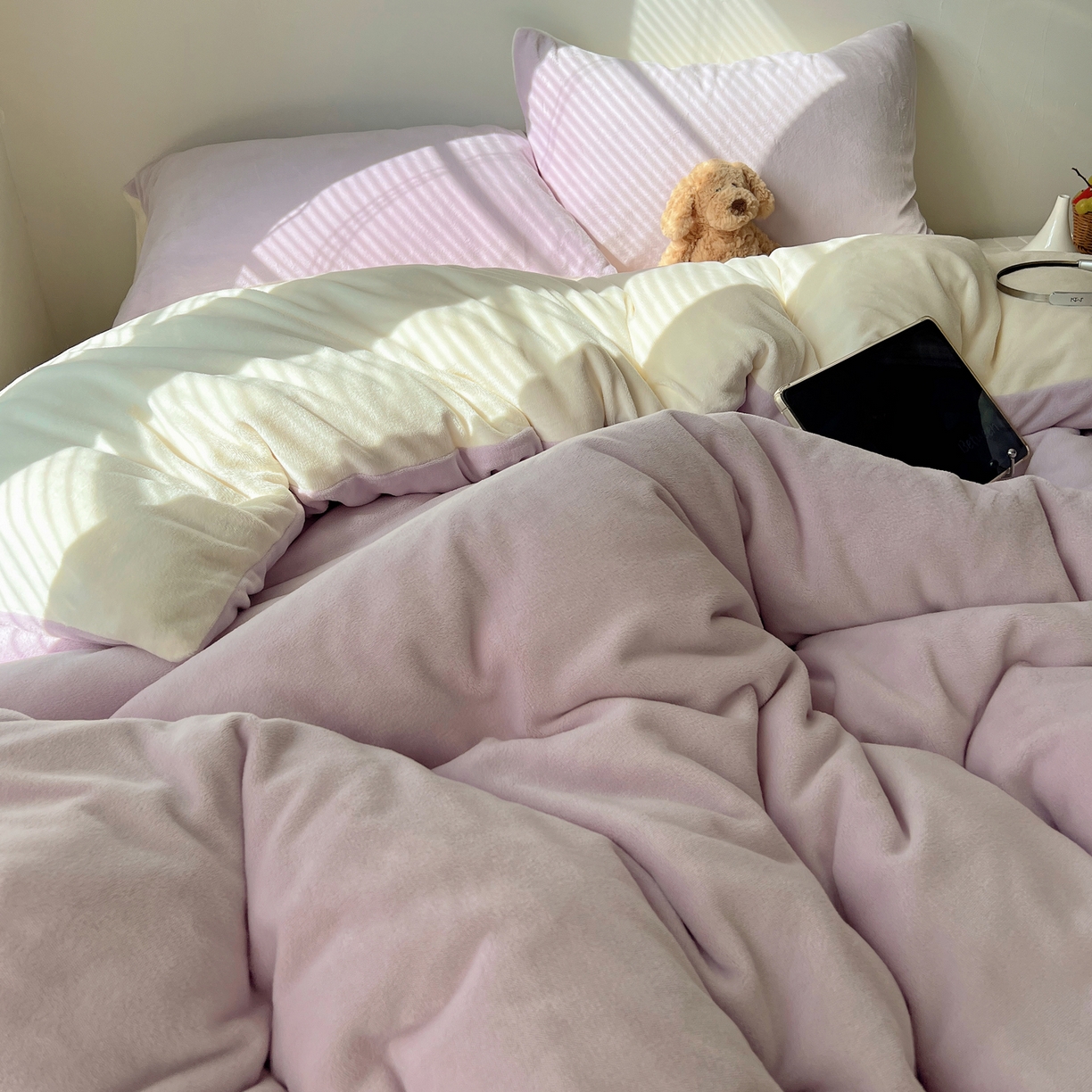 91家纺网 家纺一手货源 找家纺 六巷胡同 2025新款INS博主风纯色双拼A类牛奶绒四件套 芋泥生椰