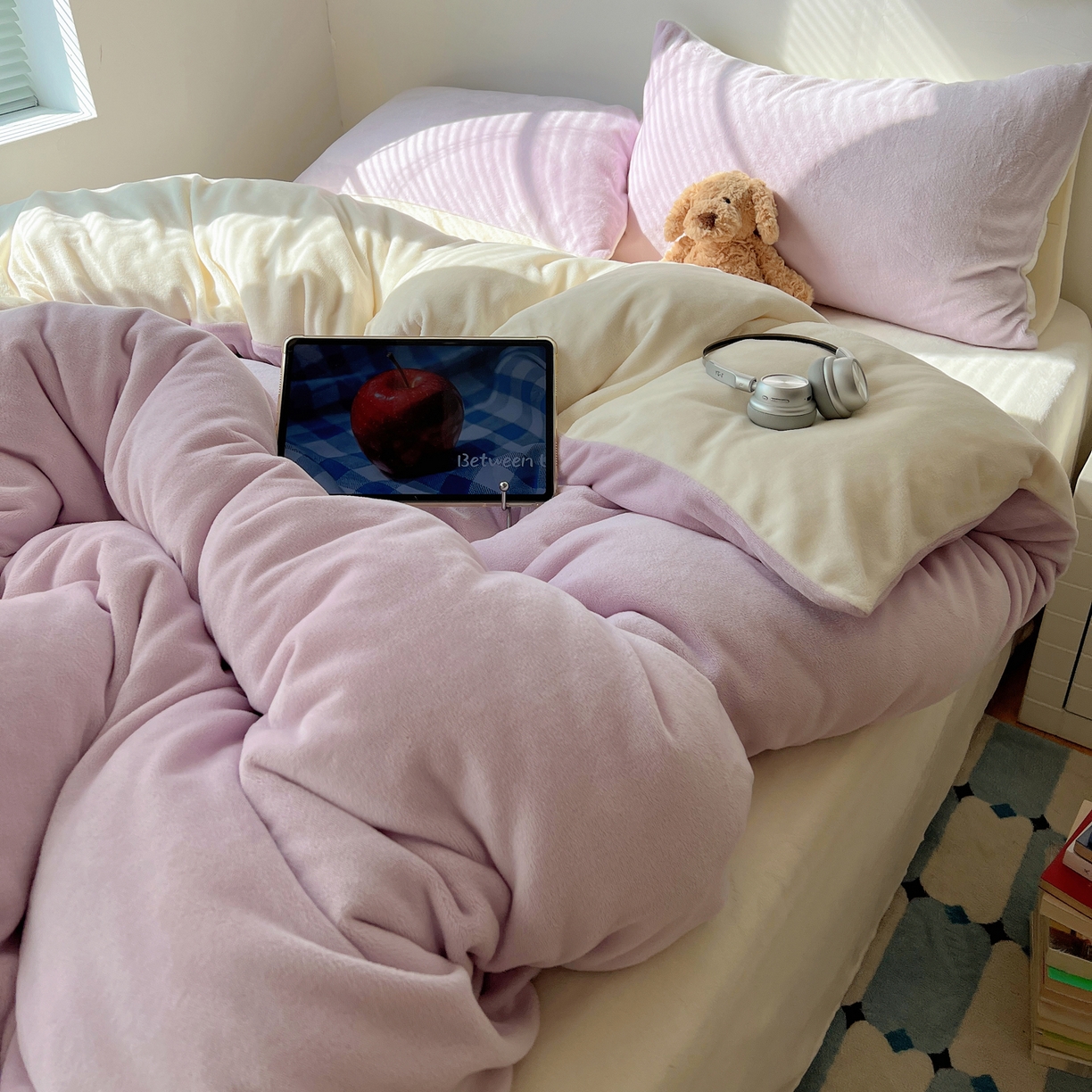 91家纺网 家纺一手货源 找家纺 六巷胡同 2025新款INS博主风纯色双拼A类牛奶绒四件套 芋泥生椰