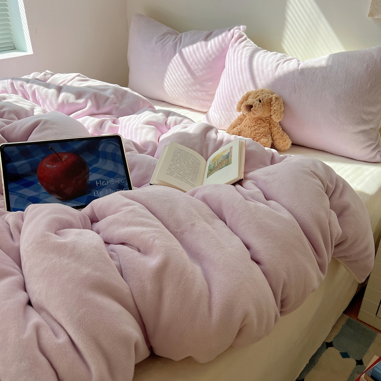 91家纺网 家纺一手货源 找家纺 六巷胡同 2025新款INS博主风纯色双拼A类牛奶绒四件套 芋泥生椰