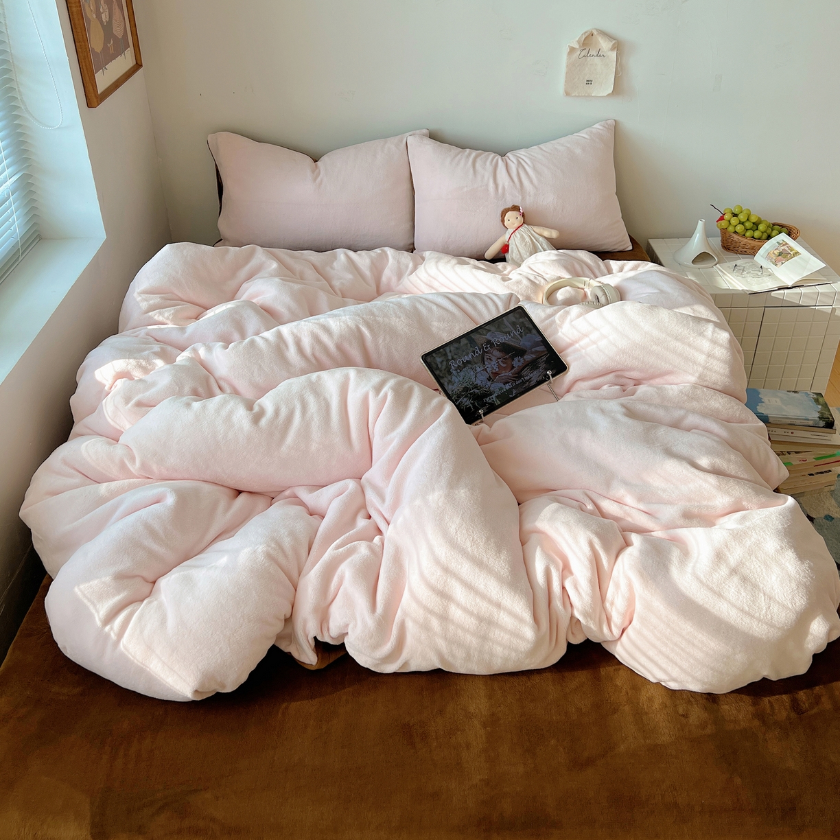 91家纺网 家纺一手货源 找家纺 六巷胡同 2025新款INS博主风纯色双拼A类牛奶绒四件套 樱粉拿铁