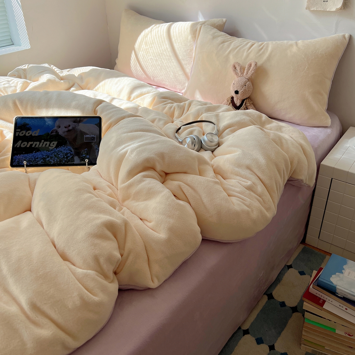 91家纺网 家纺一手货源 找家纺 六巷胡同 2025新款INS博主风纯色双拼A类牛奶绒四件套 奶酪紫薯