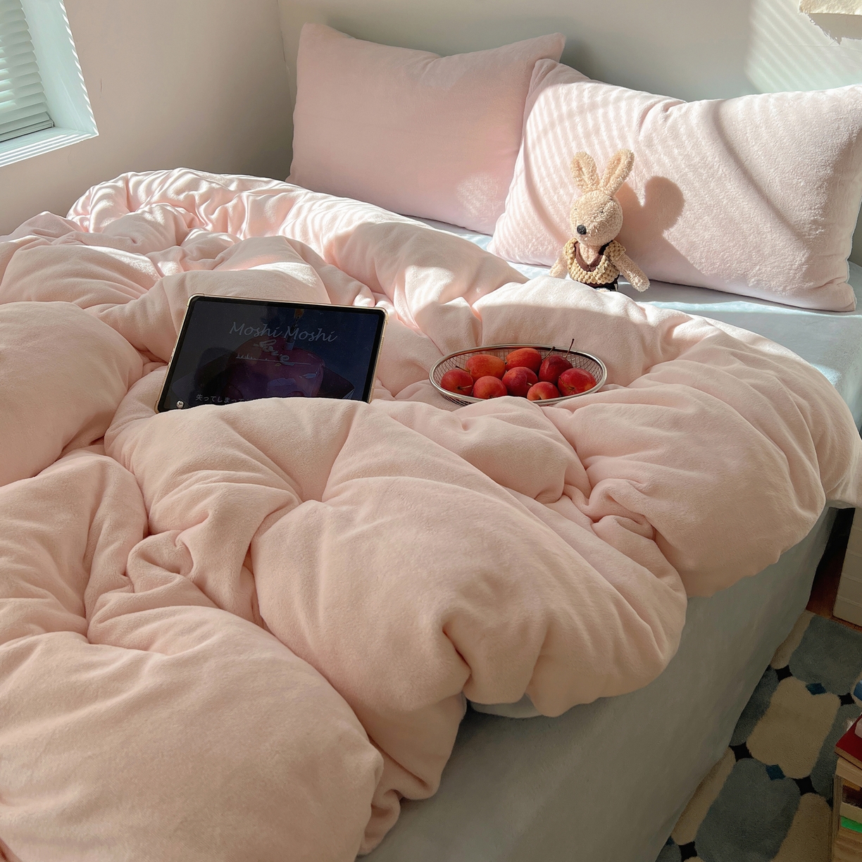 91家纺网 家纺一手货源 找家纺 六巷胡同 2025新款INS博主风纯色双拼A类牛奶绒四件套 粉椰蓝海