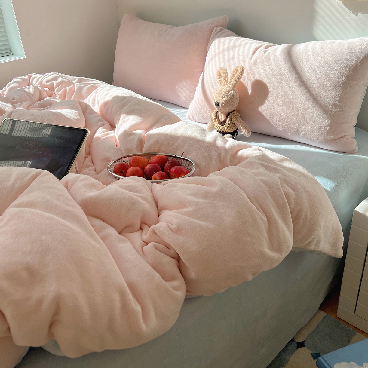 91家纺网 家纺一手货源 找家纺 六巷胡同 2025新款INS博主风纯色双拼A类牛奶绒四件套 粉椰蓝海