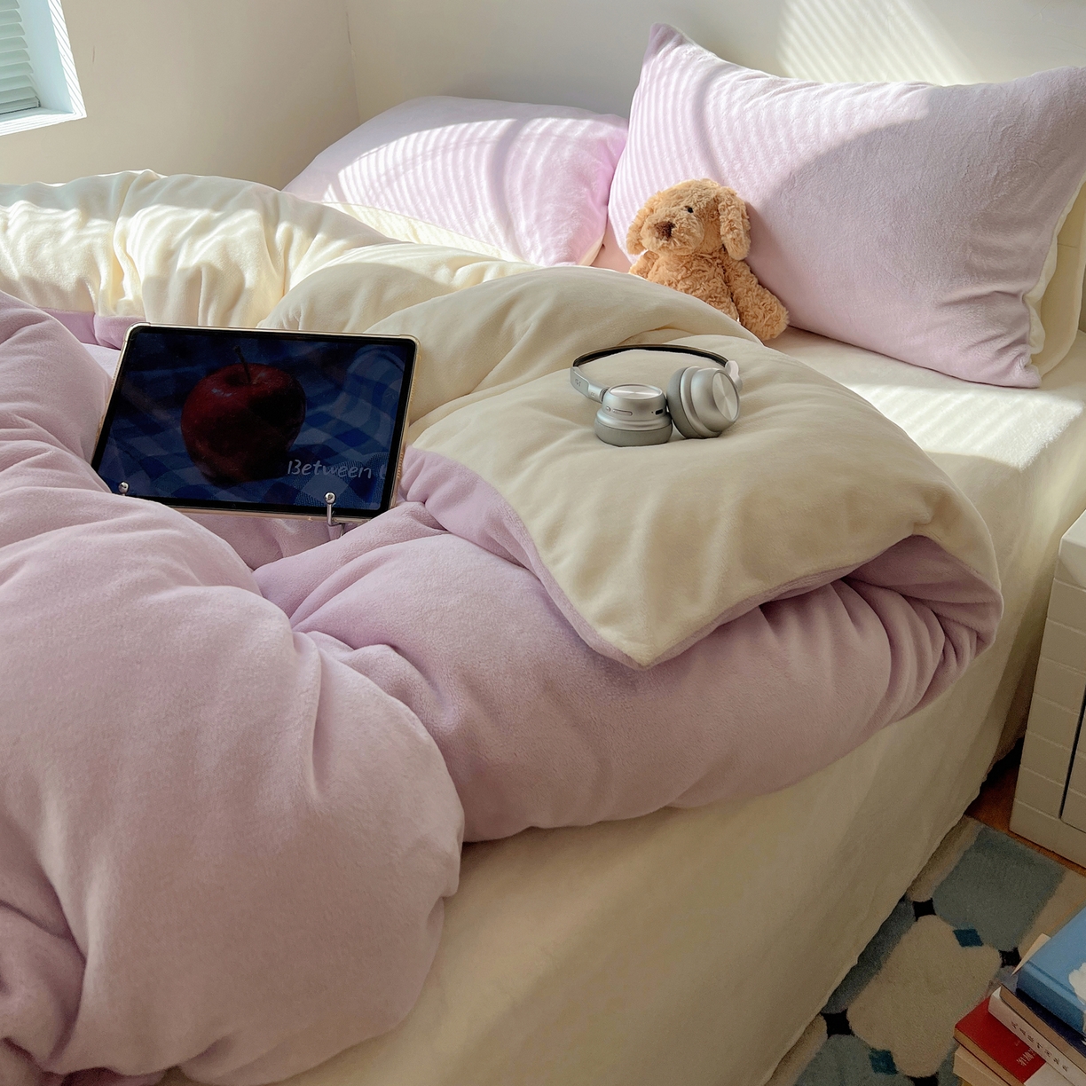 91家纺网 家纺一手货源 找家纺 六巷胡同 2025新款INS博主风纯色双拼A类牛奶绒四件套 芋泥生椰