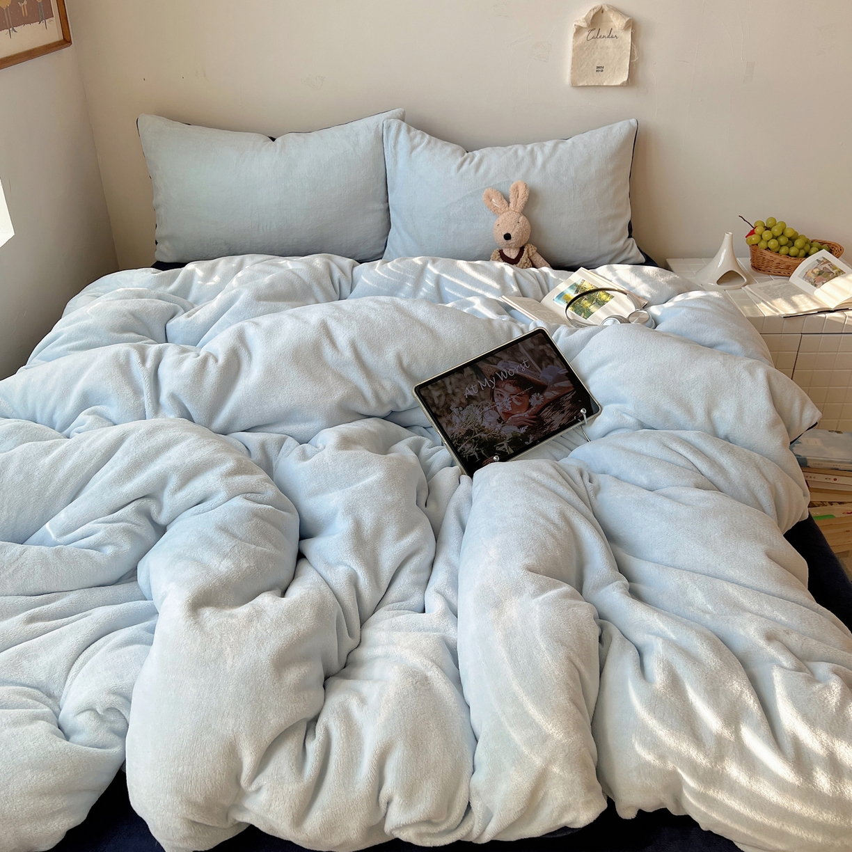 91家纺网 家纺一手货源 找家纺 六巷胡同 2025新款INS博主风纯色双拼A类牛奶绒四件套 蓝莓美式