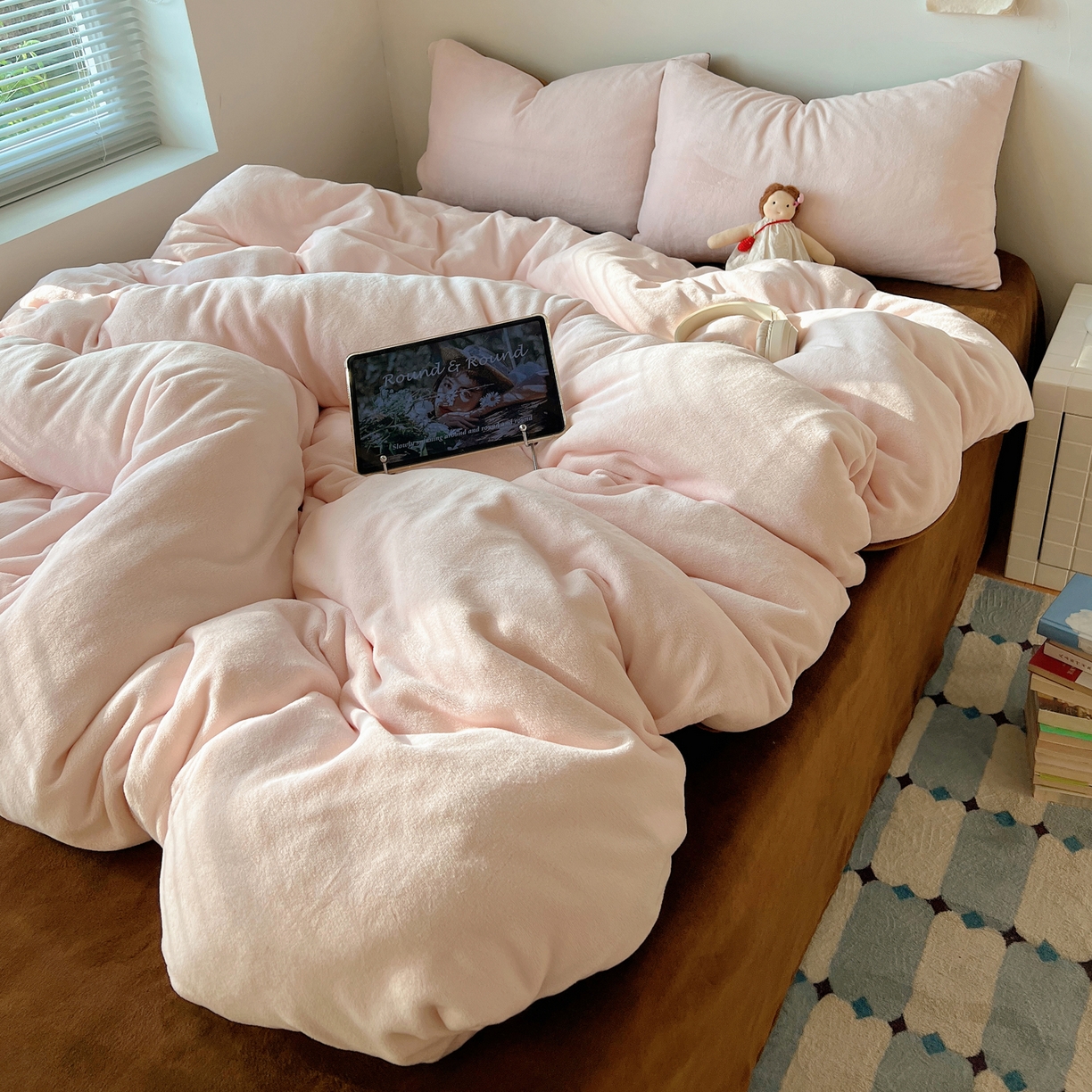 91家纺网 家纺一手货源 找家纺 六巷胡同 2025新款INS博主风纯色双拼A类牛奶绒四件套 樱粉拿铁