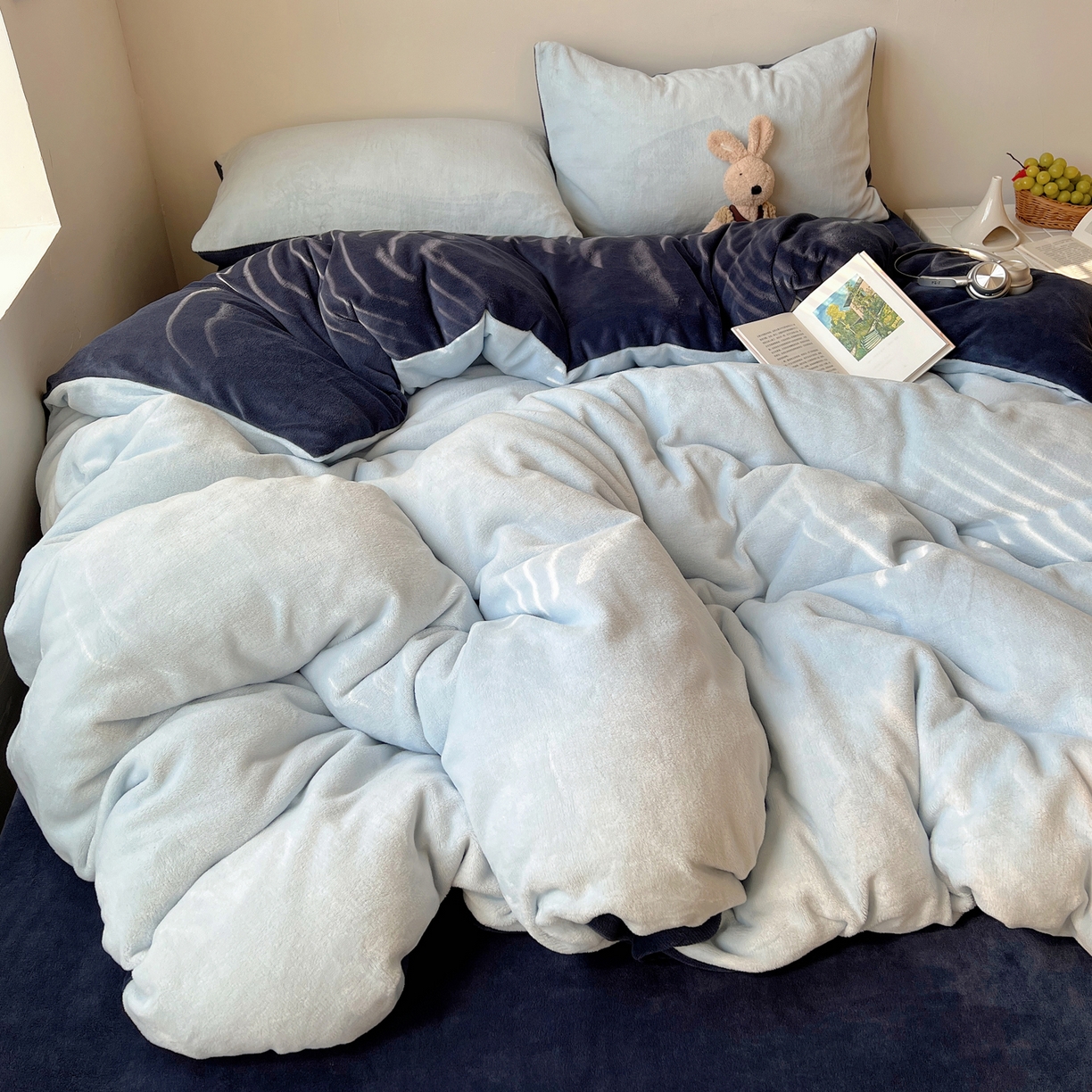 91家纺网 家纺一手货源 找家纺 六巷胡同 2025新款INS博主风纯色双拼A类牛奶绒四件套 蓝莓美式