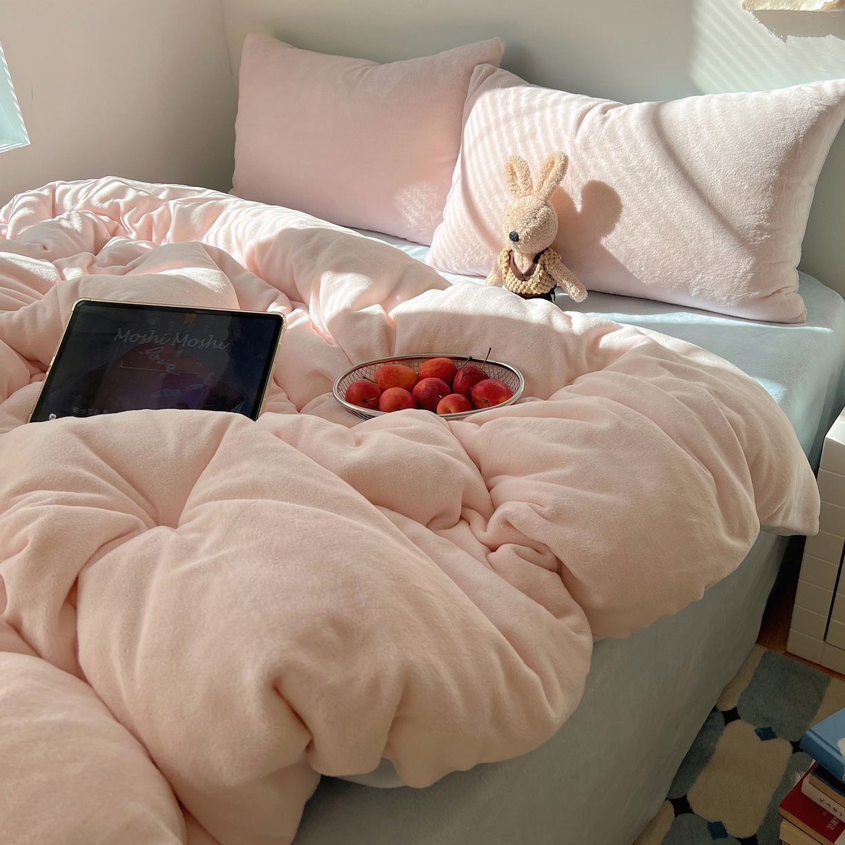 91家纺网 家纺一手货源 找家纺 六巷胡同 2025新款INS博主风纯色双拼A类牛奶绒四件套 粉椰蓝海