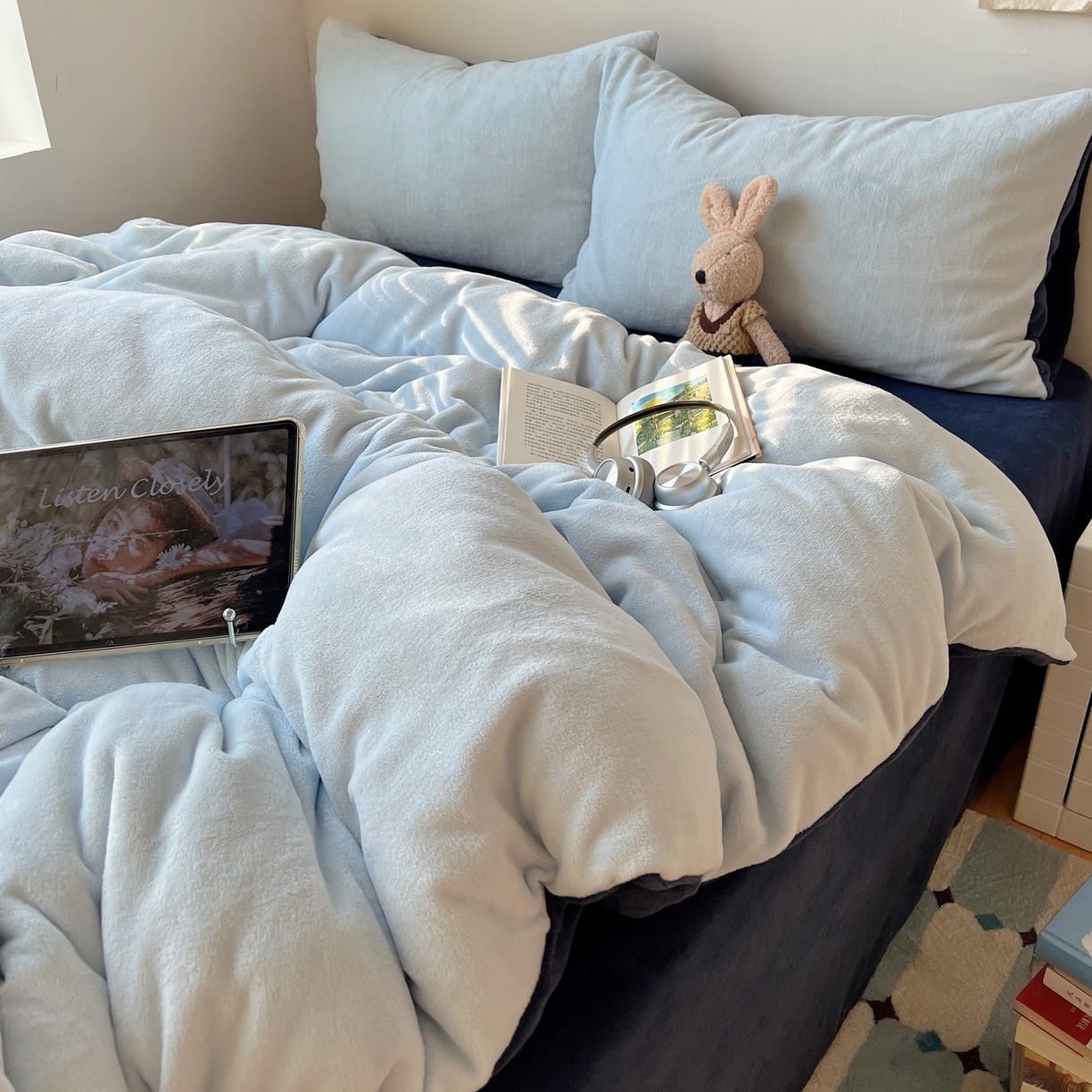 91家纺网 家纺一手货源 找家纺 六巷胡同 2025新款INS博主风纯色双拼A类牛奶绒四件套 蓝莓美式