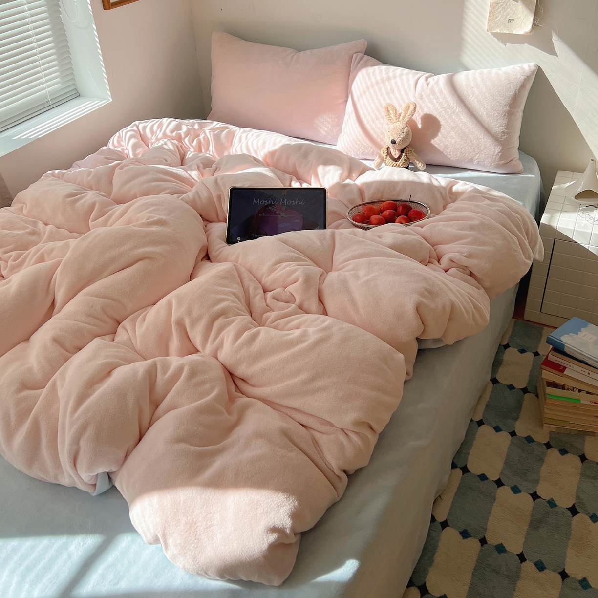 91家纺网 家纺一手货源 找家纺 六巷胡同 2025新款INS博主风纯色双拼A类牛奶绒四件套 粉椰蓝海