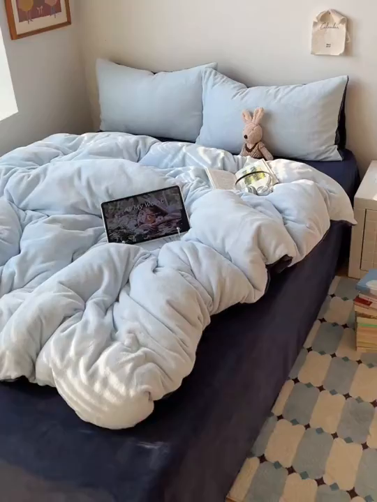 91家纺网 家纺一手货源 找家纺 六巷胡同 2025新款INS博主风纯色双拼A类牛奶绒四件套 蓝莓美式