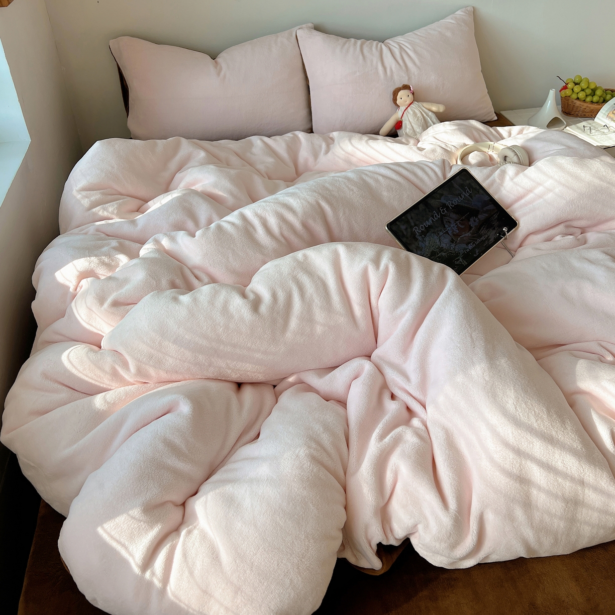 91家纺网 家纺一手货源 找家纺 六巷胡同 2025新款INS博主风纯色双拼A类牛奶绒四件套 樱粉拿铁