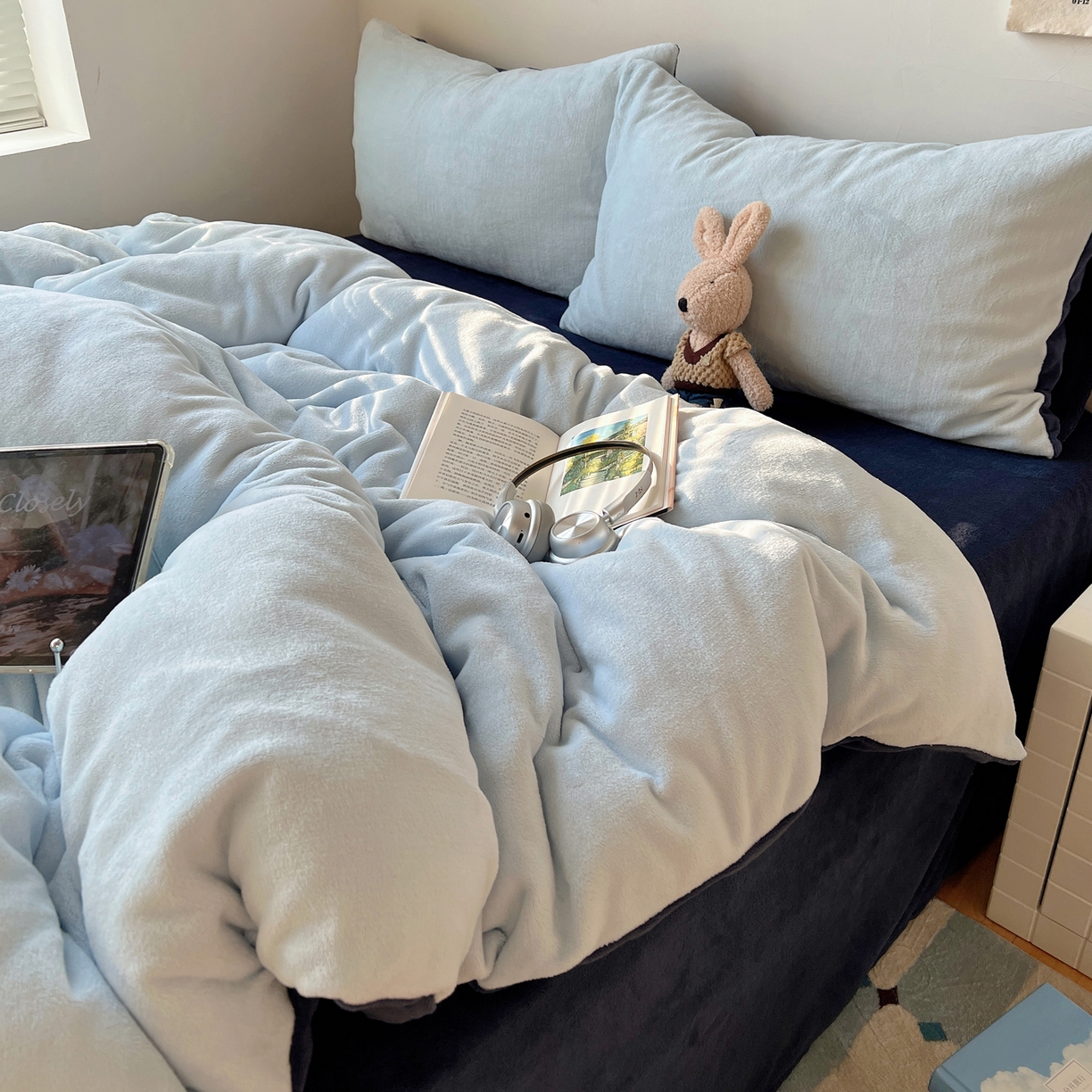 91家纺网 家纺一手货源 找家纺 六巷胡同 2025新款INS博主风纯色双拼A类牛奶绒四件套 蓝莓美式