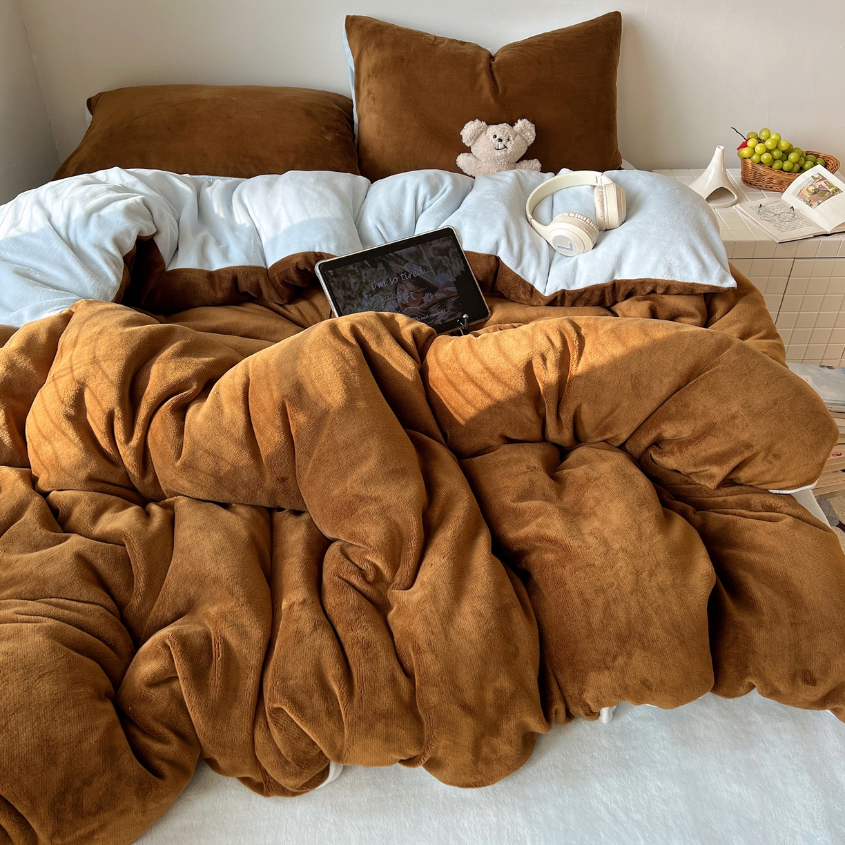 91家纺网 家纺一手货源 找家纺 六巷胡同 2025新款INS博主风纯色双拼A类牛奶绒四件套 可可海盐