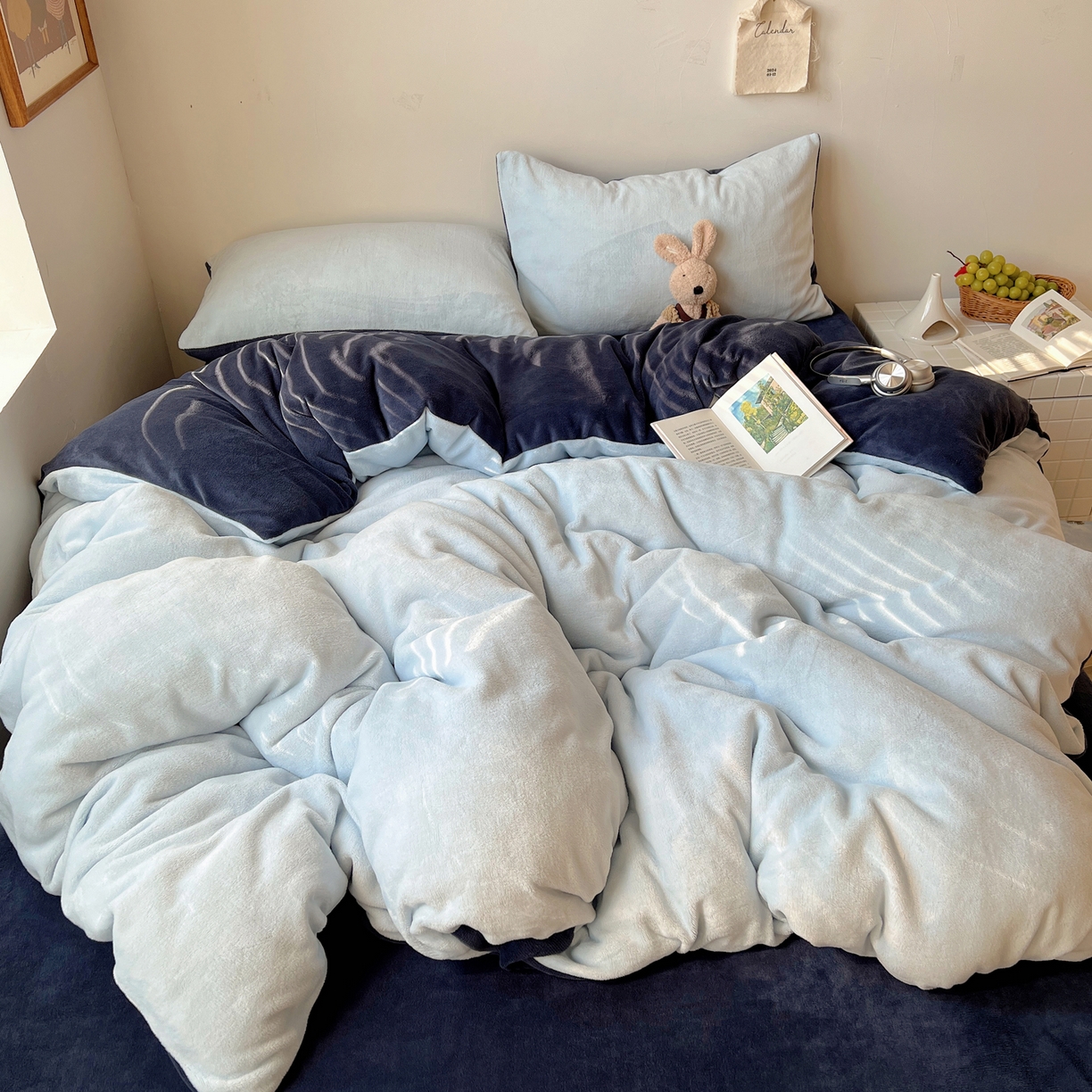 91家纺网 家纺一手货源 找家纺 六巷胡同 2025新款INS博主风纯色双拼A类牛奶绒四件套 蓝莓美式