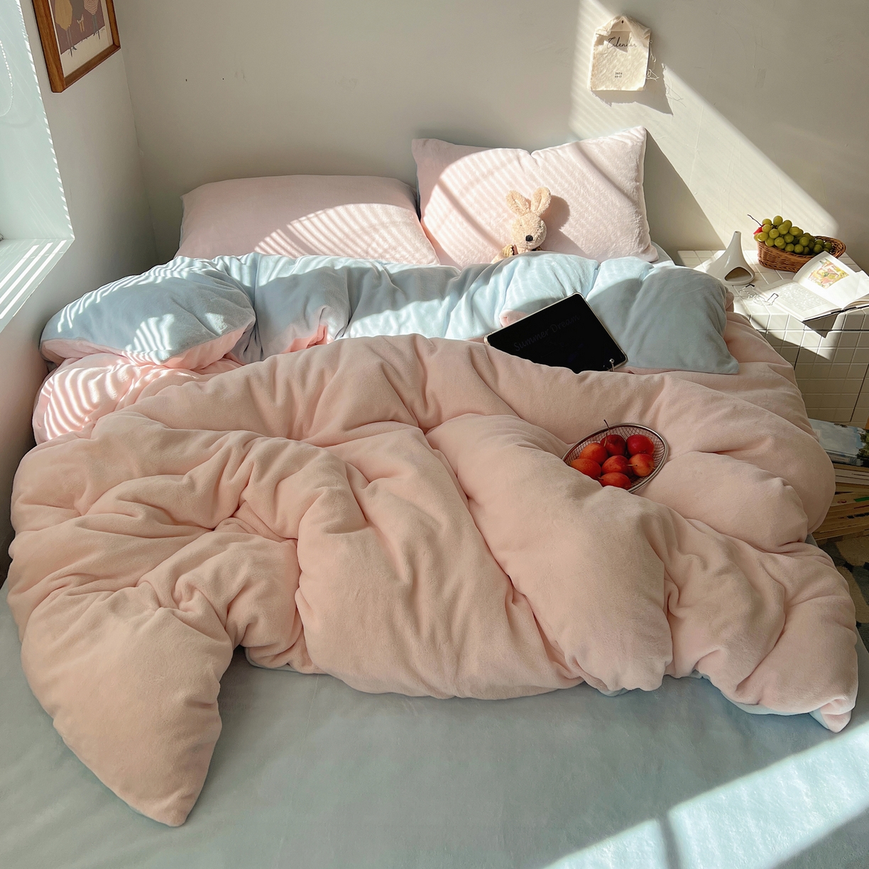 91家纺网 家纺一手货源 找家纺 六巷胡同 2025新款INS博主风纯色双拼A类牛奶绒四件套 粉椰蓝海