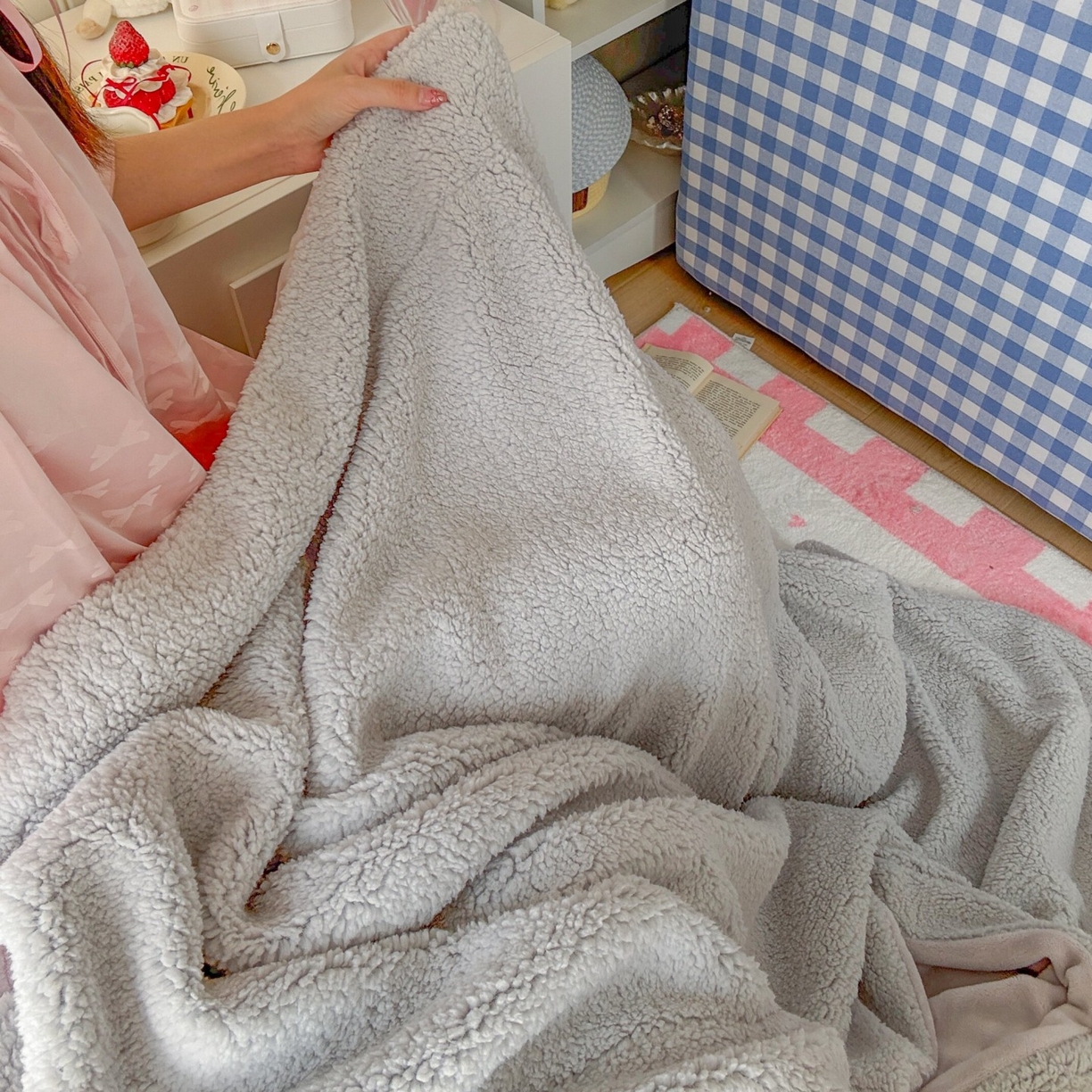91家纺网 家纺一手货源 找家纺 顾里家纺 2025新款韩系糯叽叽纯色羊羔绒毯毯子 淡雾灰