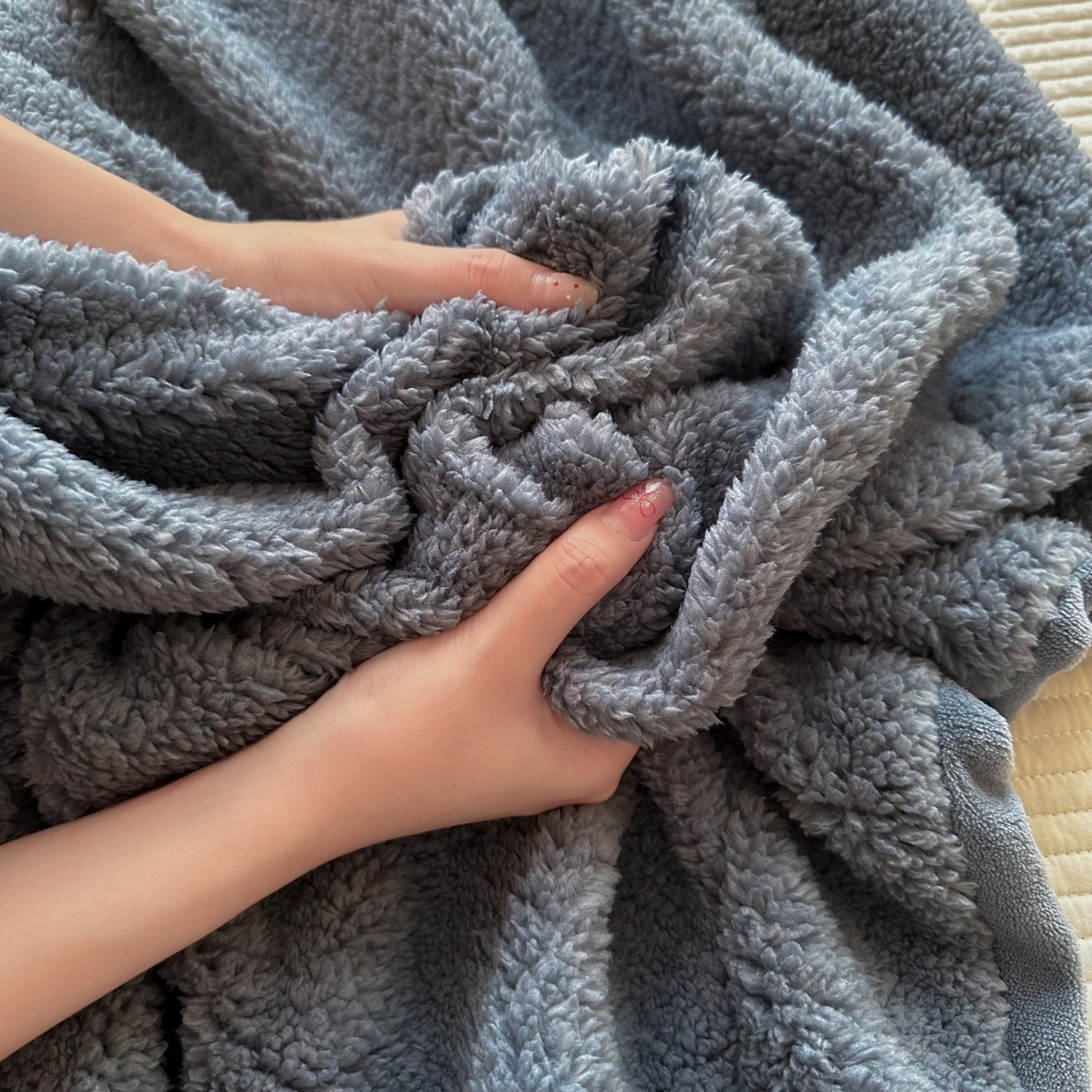 91家纺网 家纺一手货源 找家纺 顾里家纺 2025新款韩系糯叽叽纯色羊羔绒毯毯子 黑巧灰