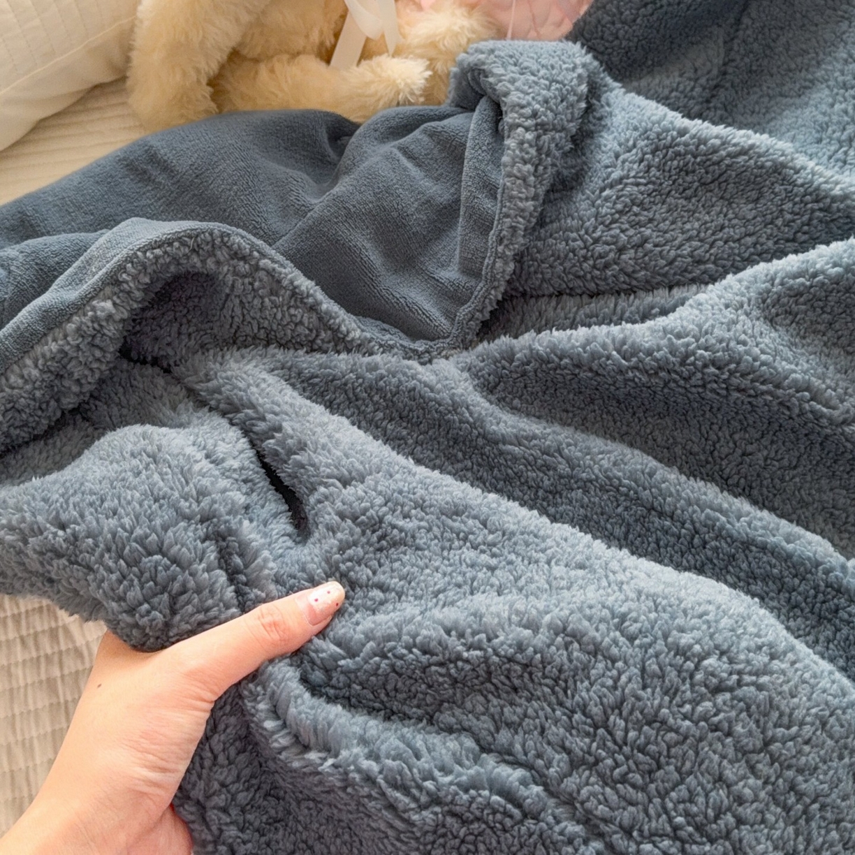 91家纺网 家纺一手货源 找家纺 顾里家纺 2025新款韩系糯叽叽纯色羊羔绒毯毯子 黑巧灰