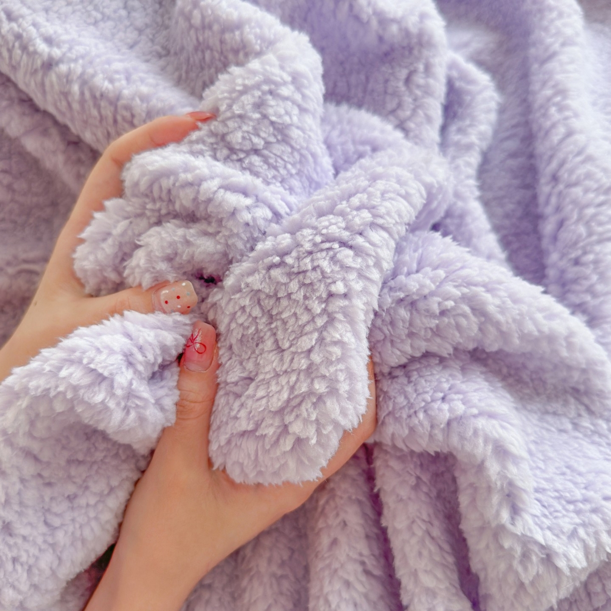 91家纺网 家纺一手货源 找家纺 顾里家纺 2025新款韩系糯叽叽纯色羊羔绒毯毯子 葡萄紫