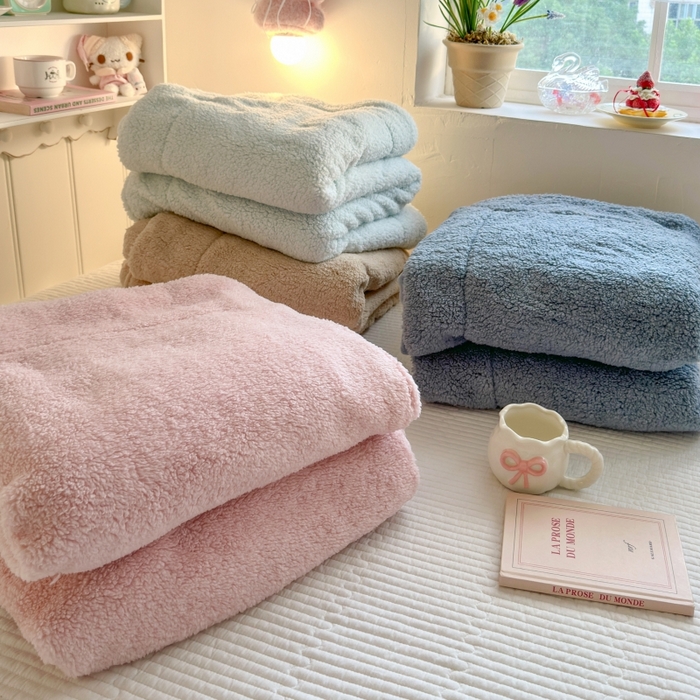 91家纺网 家纺一手货源 找家纺 顾里家纺 2025新款韩系糯叽叽纯色羊羔绒毯毯子 组合图仅供展示不可下单