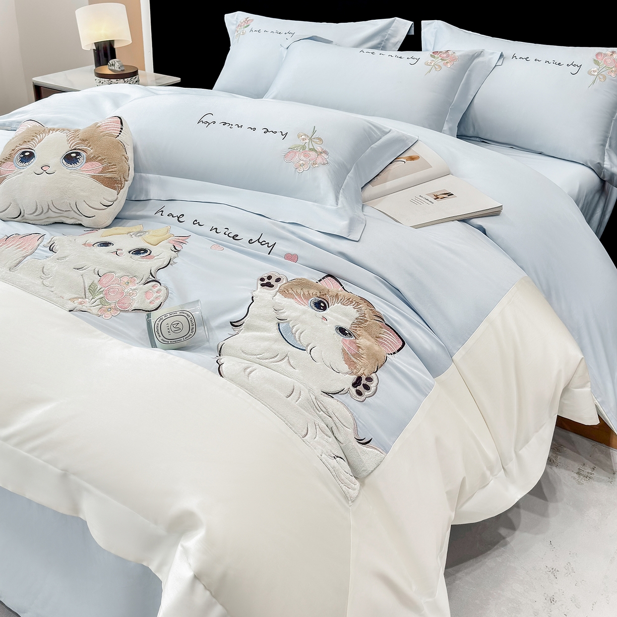 91家纺网 家纺一手货源 找家纺 丞音家纺 2025新款轻奢卡通风A类50s双股100支贡缎长绒棉四件套刺绣全棉被套绣花床笠高档礼盒装 甜蜜日记-迷雾蓝