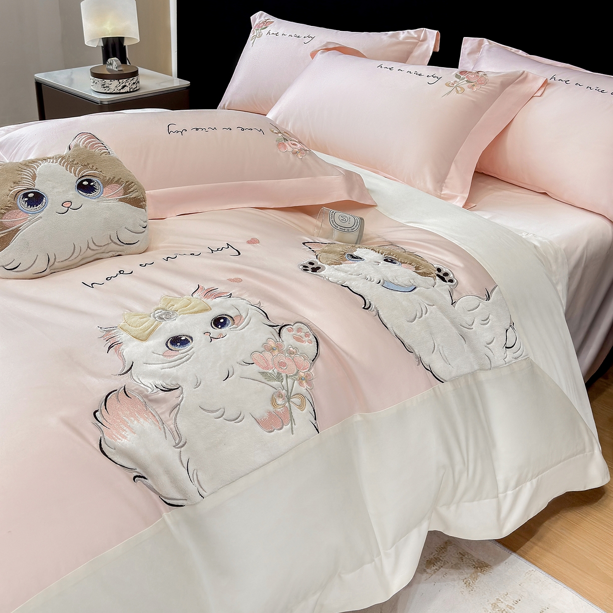 91家纺网 家纺一手货源 找家纺 （总）丞音家纺 2025新款轻奢卡通风A类50s双股100支贡缎长绒棉四件套刺绣全棉被套绣花床笠高档礼盒装