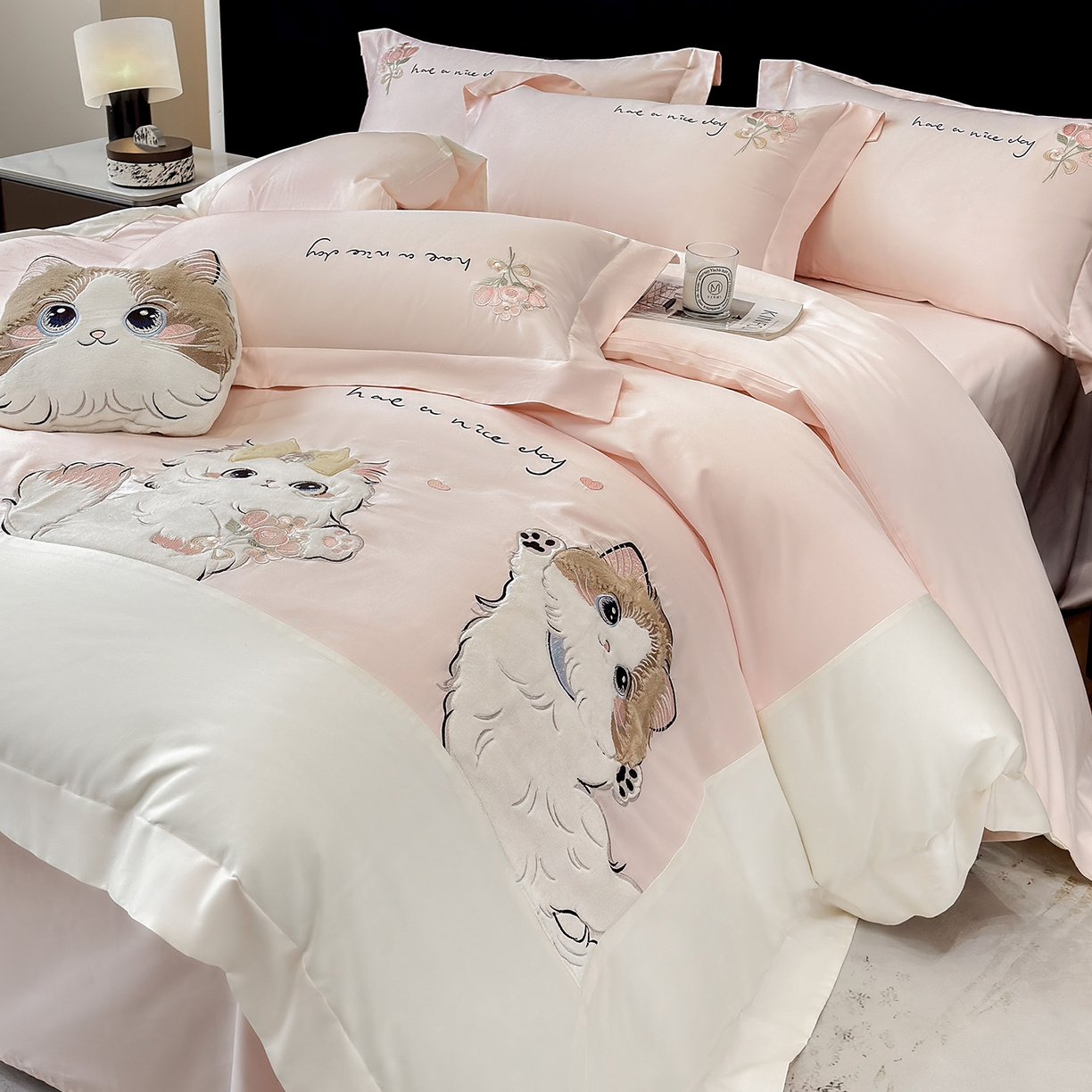 91家纺网 家纺一手货源 找家纺 （总）丞音家纺 2025新款轻奢卡通风A类50s双股100支贡缎长绒棉四件套刺绣全棉被套绣花床笠高档礼盒装