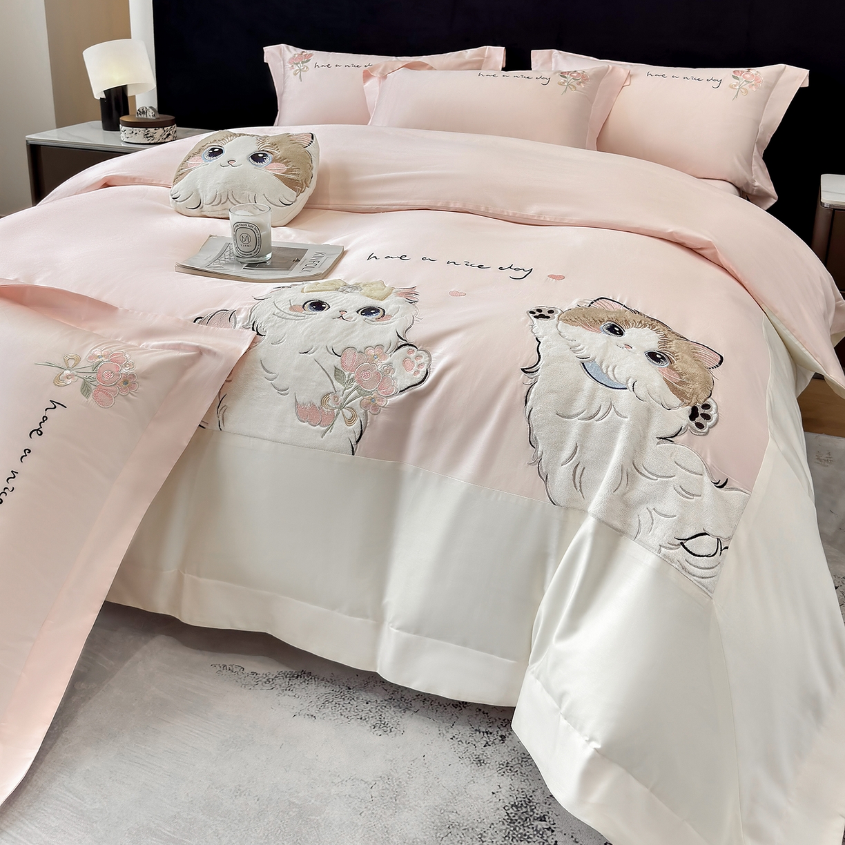 91家纺网 家纺一手货源 找家纺 （总）丞音家纺 2025新款轻奢卡通风A类50s双股100支贡缎长绒棉四件套刺绣全棉被套绣花床笠高档礼盒装